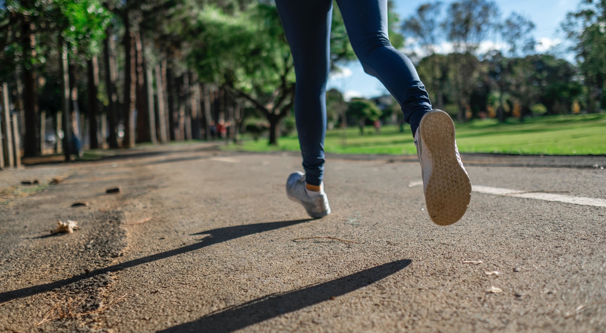 https://storage.googleapis.com/oneworld-prod/assets/Muskelkater-joggen.jpg?v=1626453522