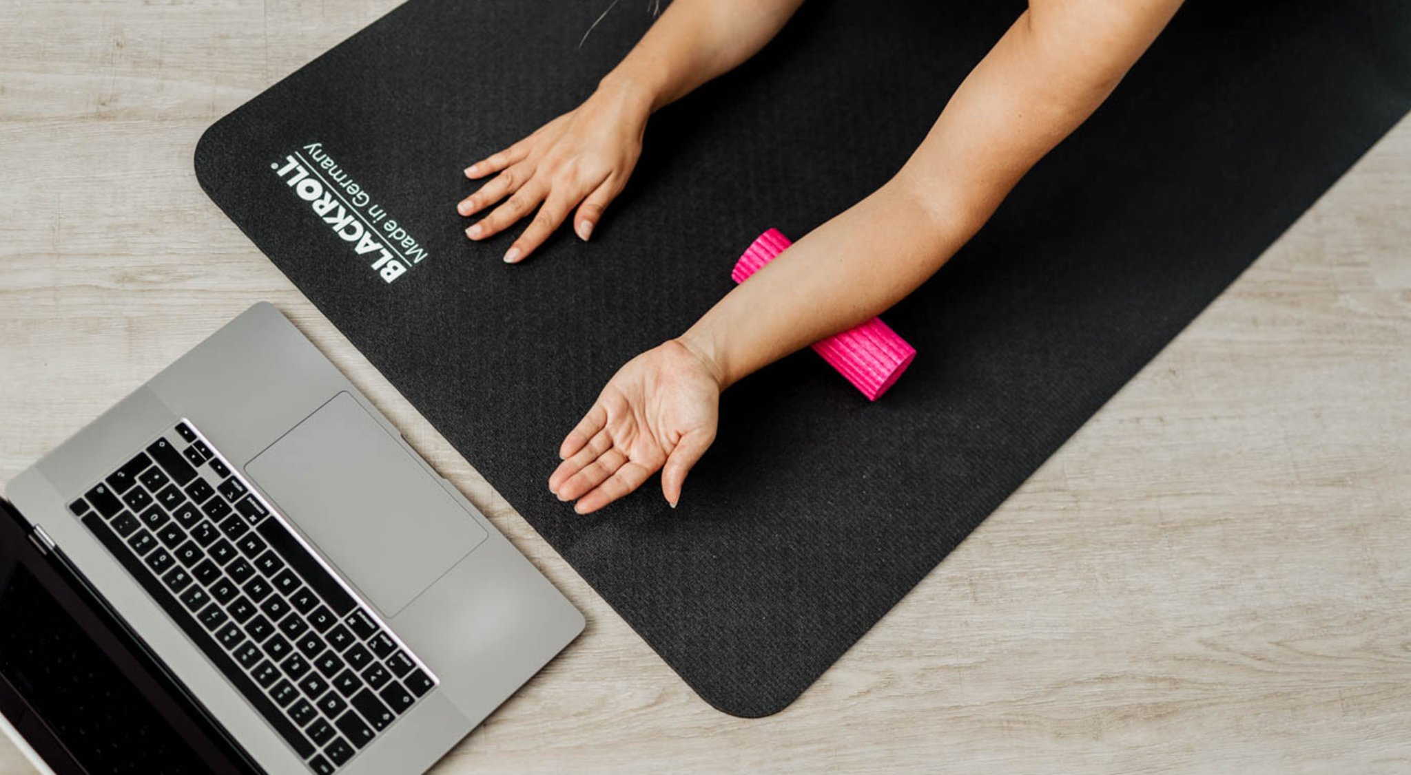 https://storage.googleapis.com/oneworld-prod/assets/Online-Live-Coaching-Pain.jpg?v=1651677739