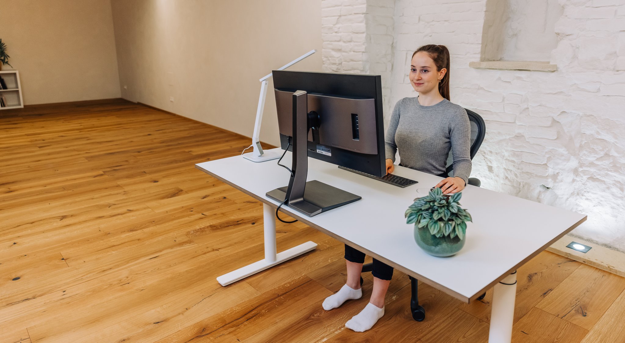 https://storage.googleapis.com/oneworld-prod/assets/WORKPLACE-EYESSCREENHIGHT-1114.jpg?v=1626271178