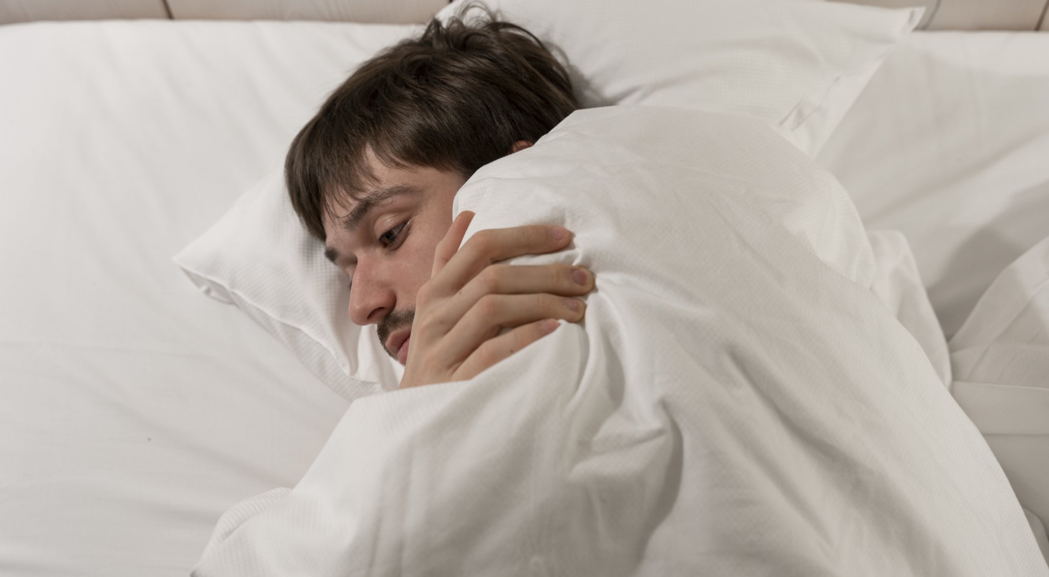 https://storage.googleapis.com/oneworld-prod/assets/Wie-viel-Stunden-Schlaf-noetig.jpg?v=1655390433