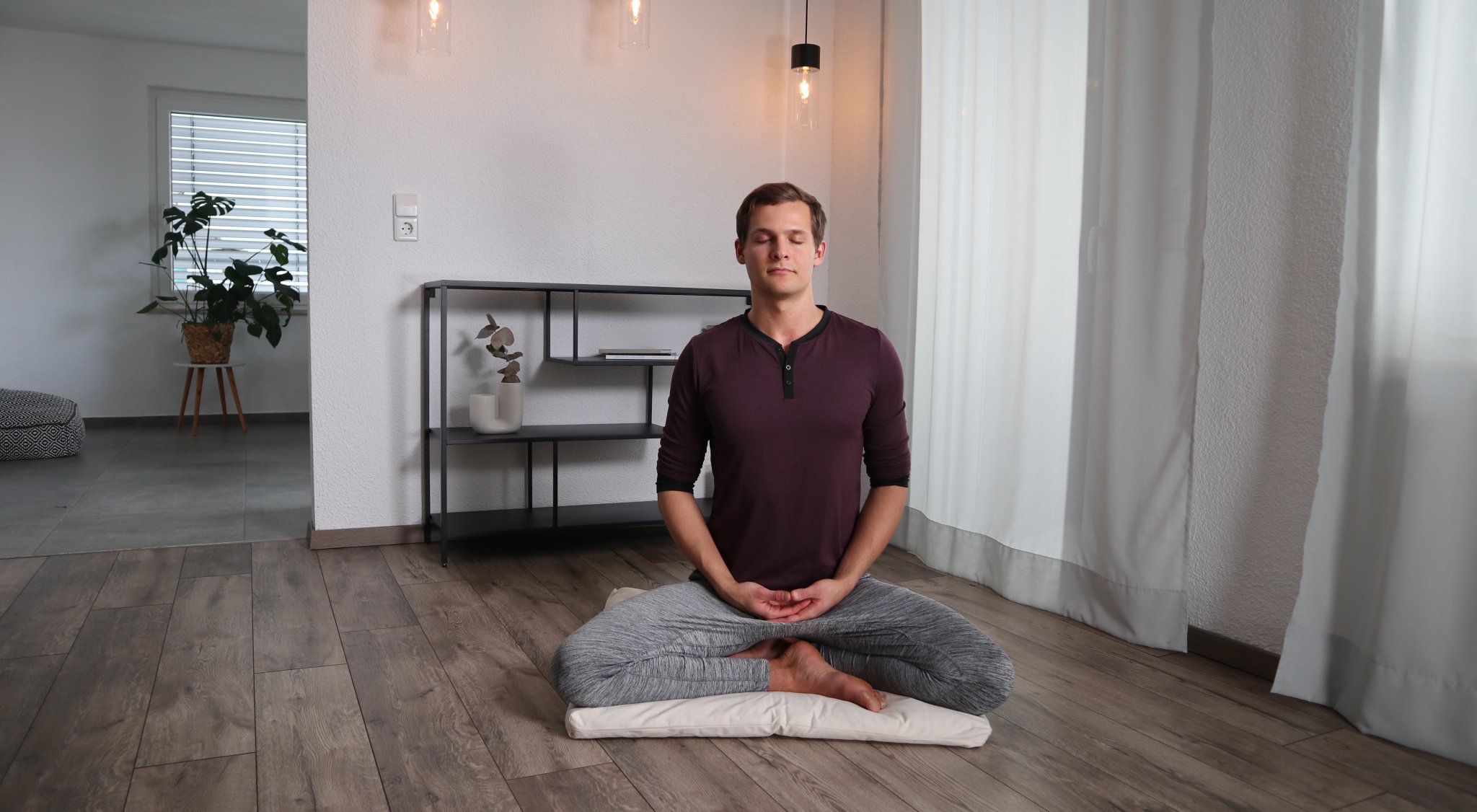 https://storage.googleapis.com/oneworld-prod/assets/blackroll-4-7-8-atmung-atemuebung.JPG?v=1654689932