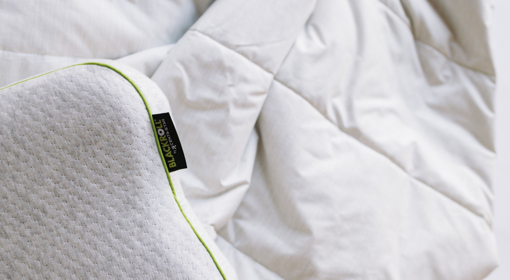 https://storage.googleapis.com/oneworld-prod/assets/blackroll-pillow-decke.jpg?v=1632410374