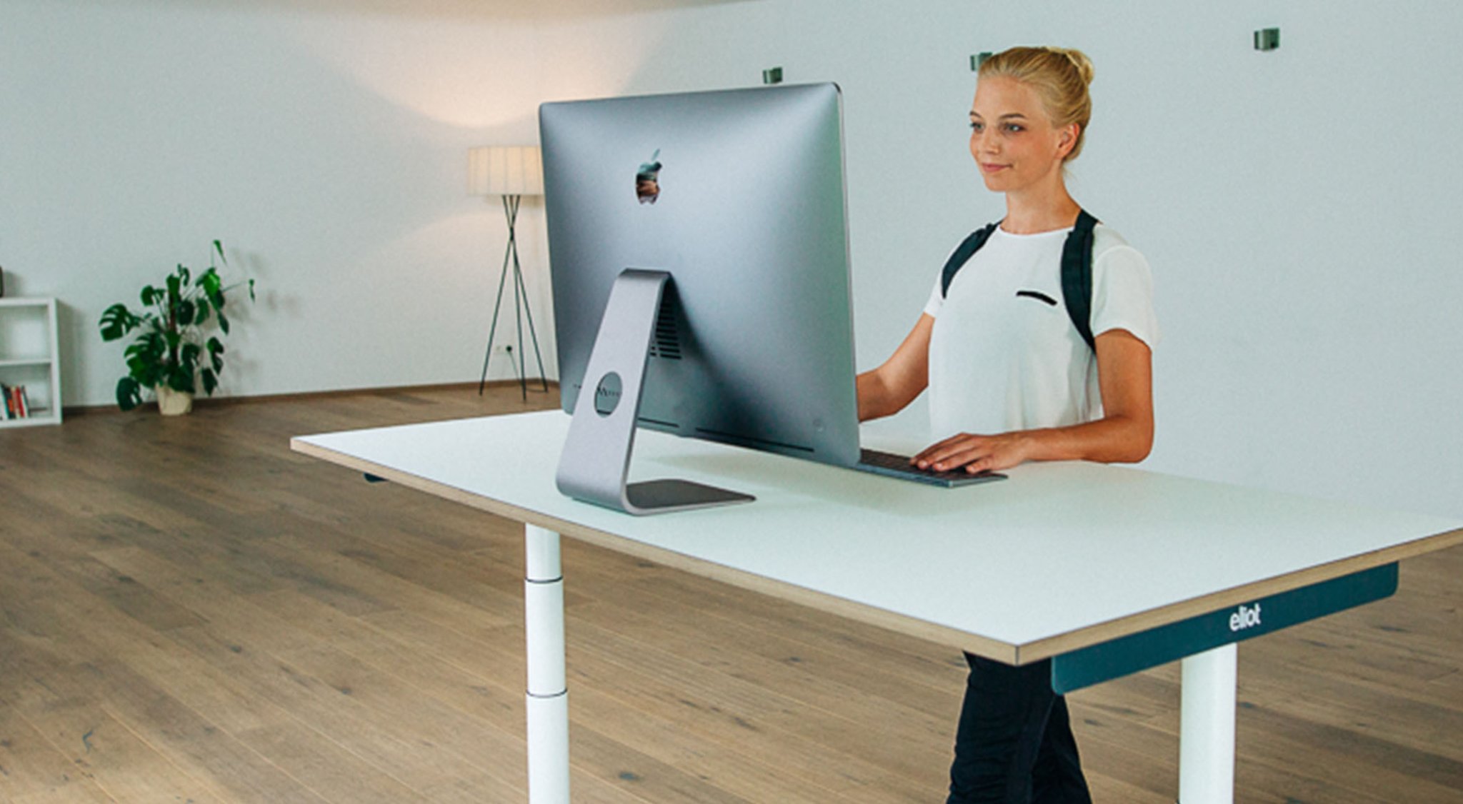 https://storage.googleapis.com/oneworld-prod/assets/sitzen-oder-stehen-bei-der-Arbeit.jpg?v=1611042777