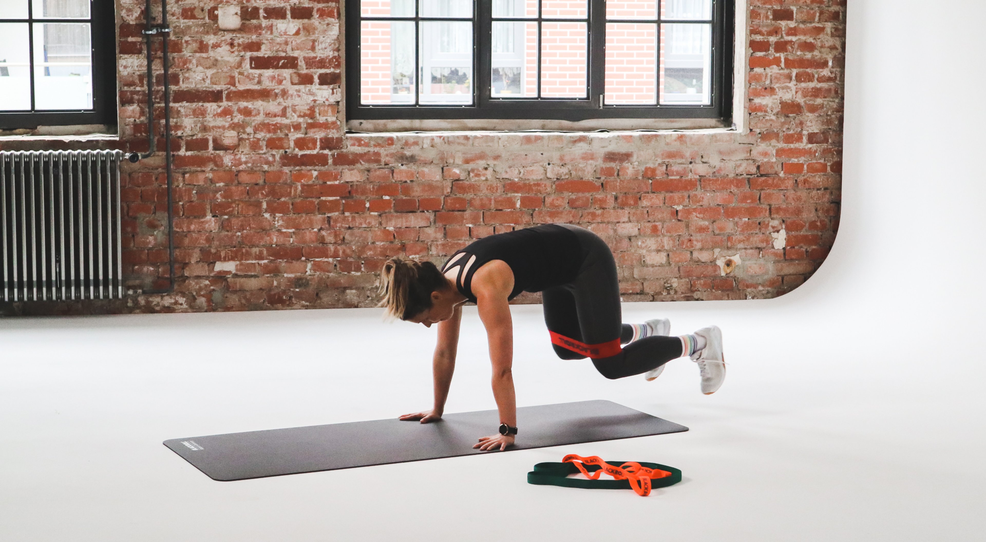 https://storage.googleapis.com/oneworld-prod/assets/HIIT-blackroll-high-intensity-intervall-training.jpg?v=1642085948