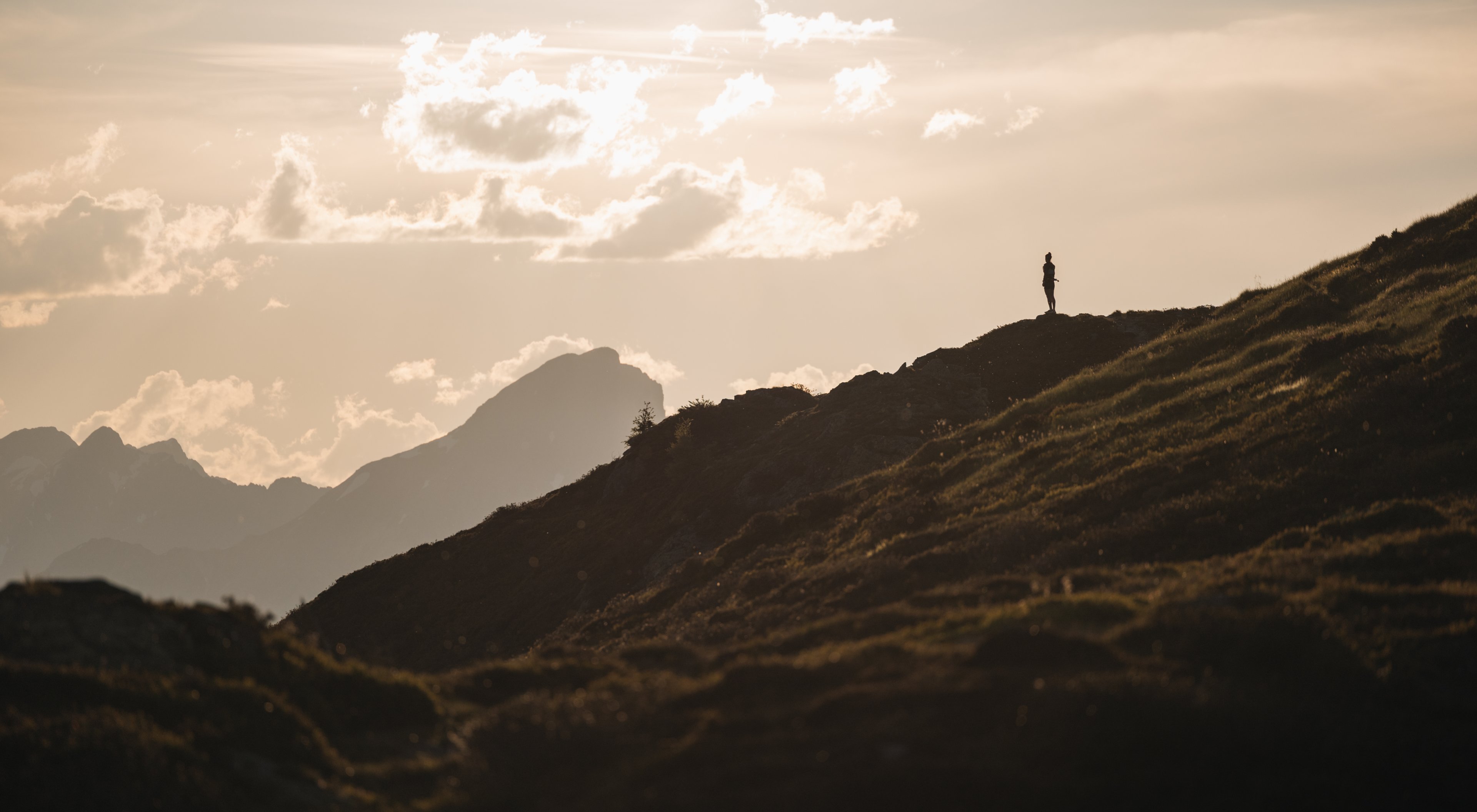 https://storage.googleapis.com/oneworld-prod/assets/Kimi-Schreiber-x-BLACKOLL_Berge_Sunset.jpg?v=1722955980