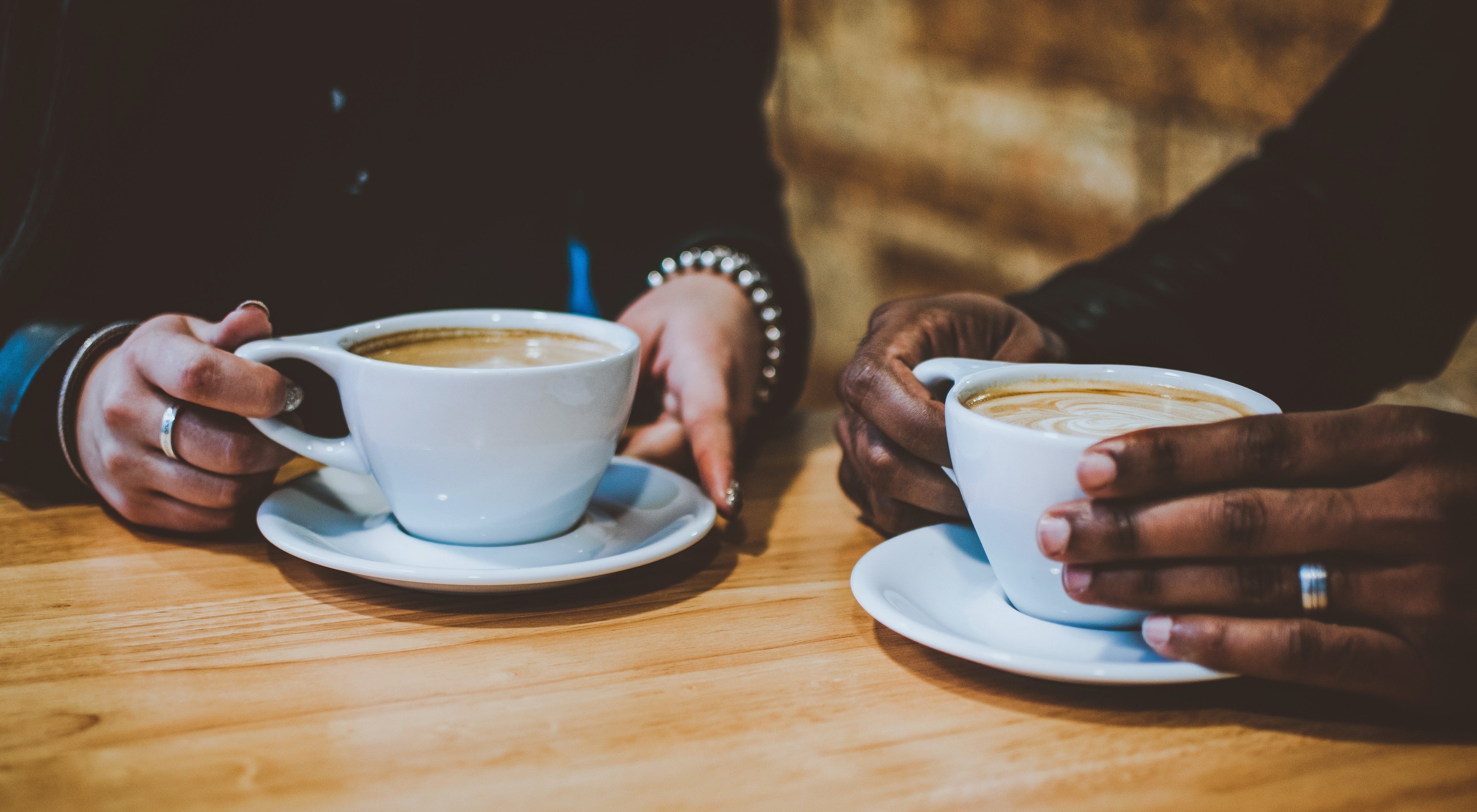 https://storage.googleapis.com/oneworld-prod/assets/Leichtschlafphase-Auf-Kaffee-und-Alkohol-verzichten.jpeg?v=1680706546