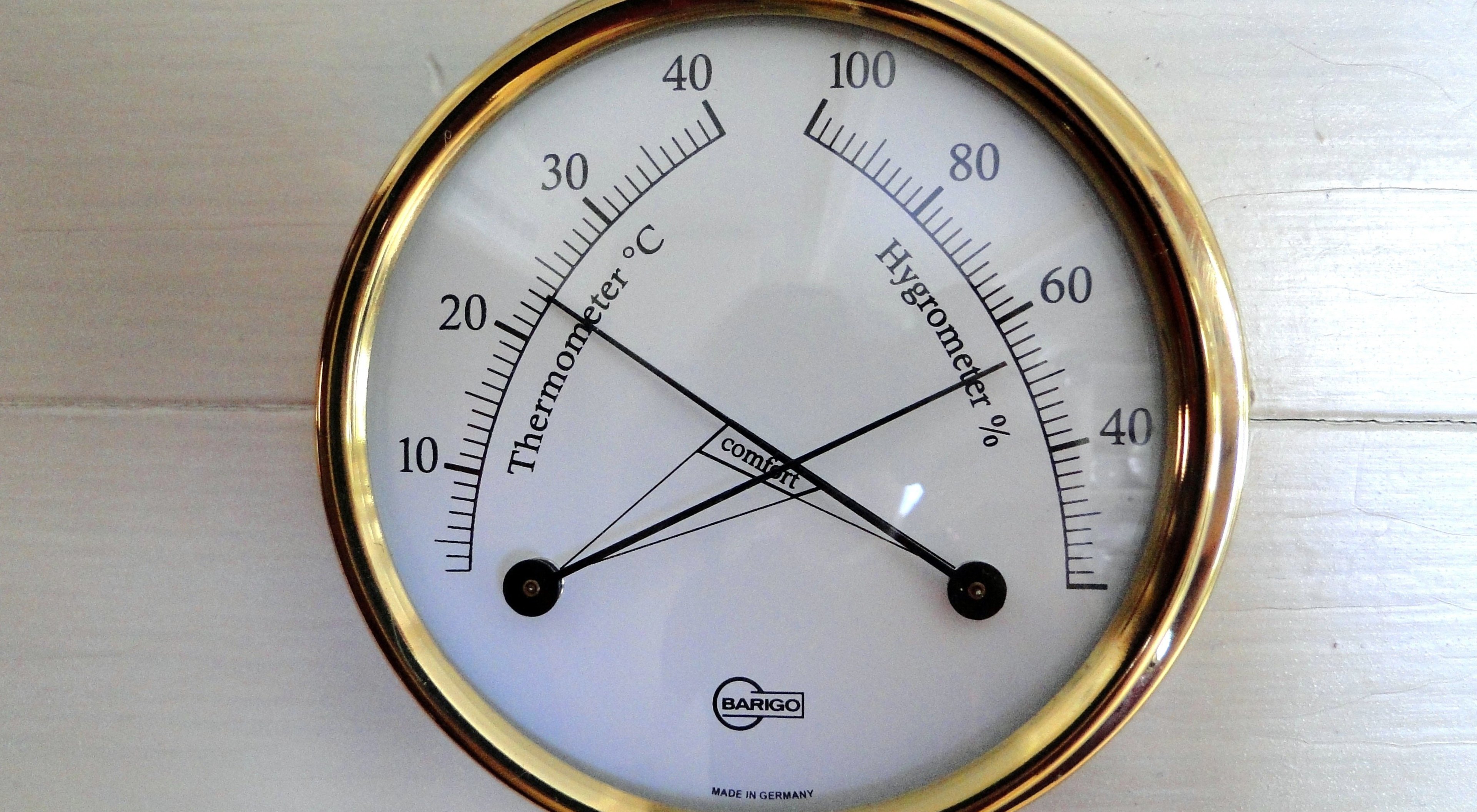 https://storage.googleapis.com/oneworld-prod/assets/Luftfeuchtigkeit-im-schlafzimmer-richtige-temperatur-2.jpeg?v=1683891224