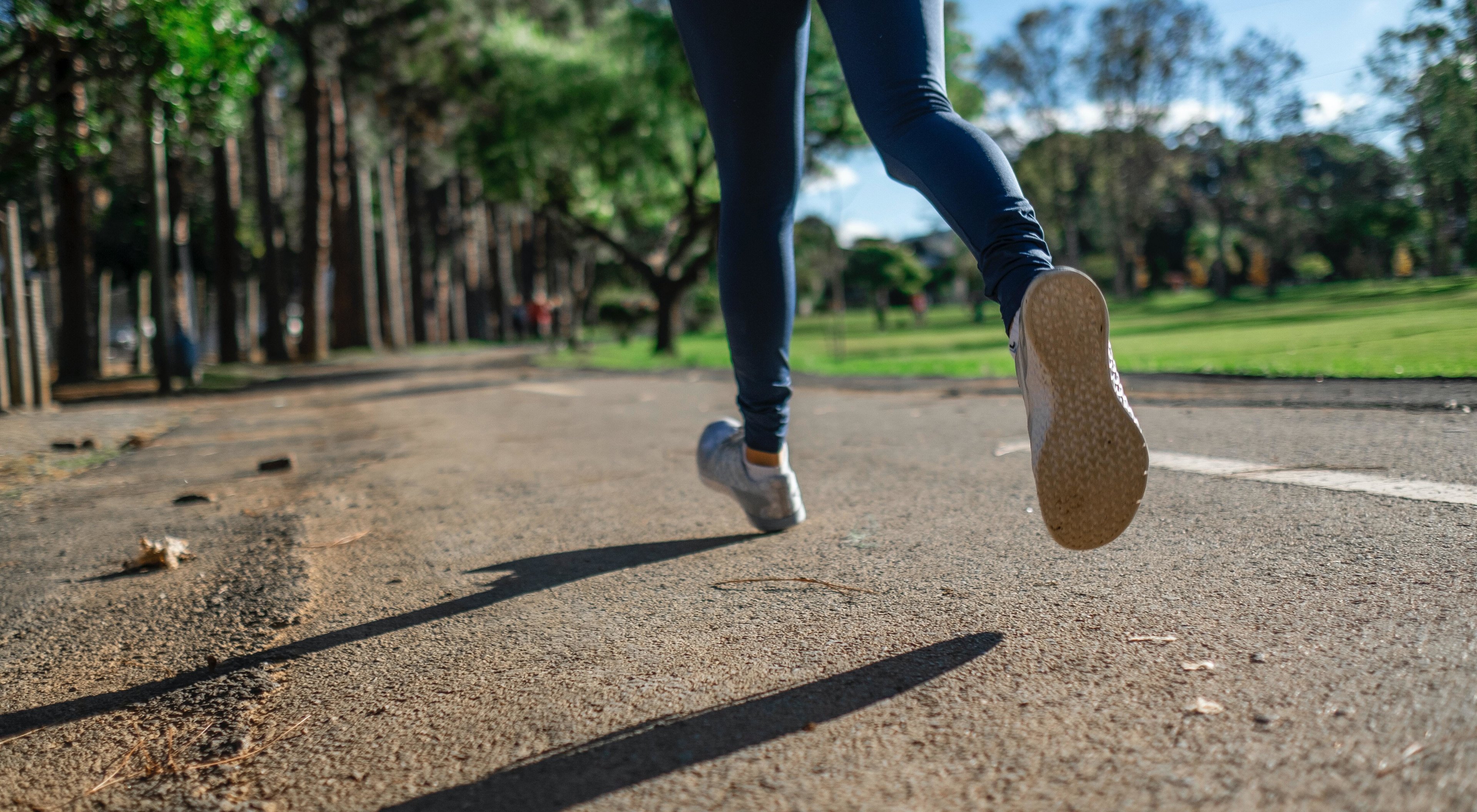 https://storage.googleapis.com/oneworld-prod/assets/Muskelkater-joggen.jpg?v=1626453522