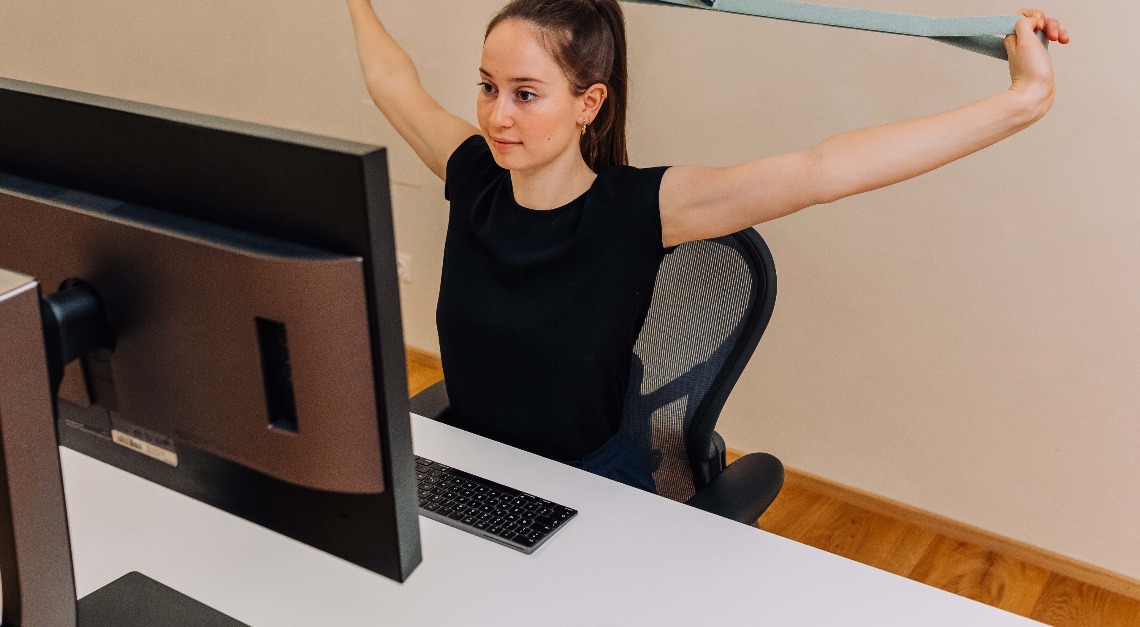 https://storage.googleapis.com/oneworld-prod/assets/Office-Stretching_2021-07-07-102528_pjfn.jpg?v=1625653646