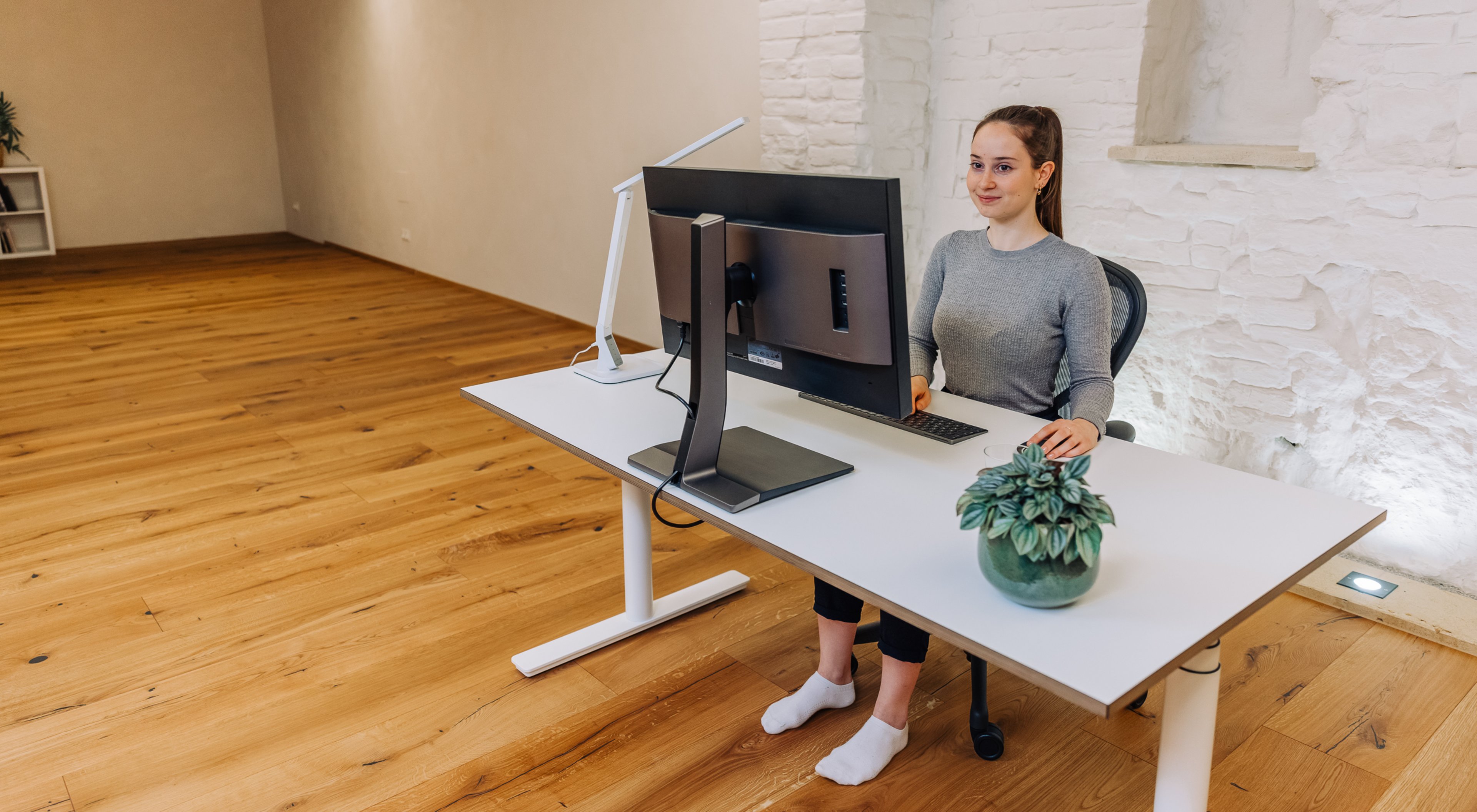 https://storage.googleapis.com/oneworld-prod/assets/WORKPLACE-EYESSCREENHIGHT-1114.jpg?v=1626271178