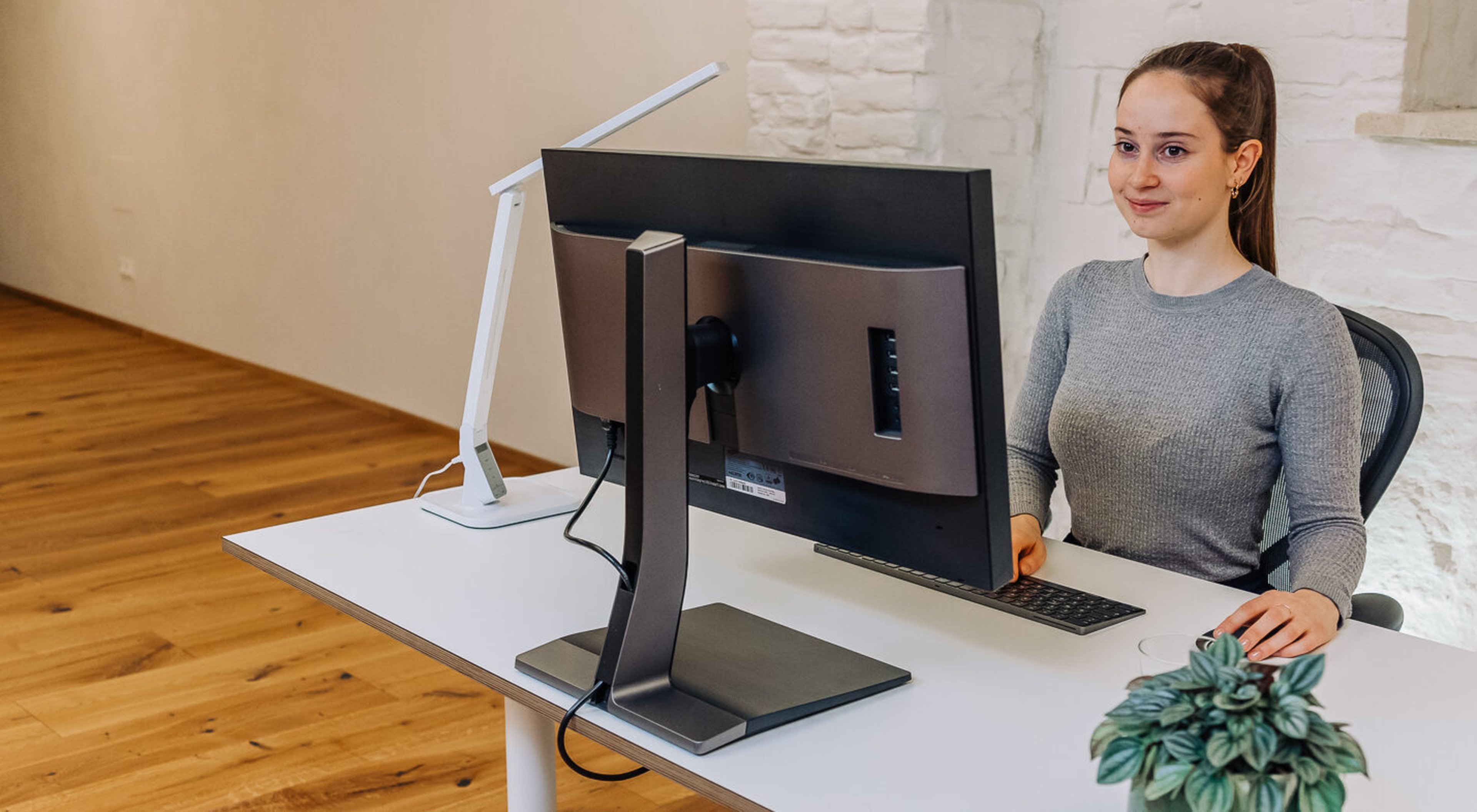 https://storage.googleapis.com/oneworld-prod/assets/WORKPLACE-EYESSCREENHIGHT-1114_2021-07-14-140007_basg.jpg?v=1626271207