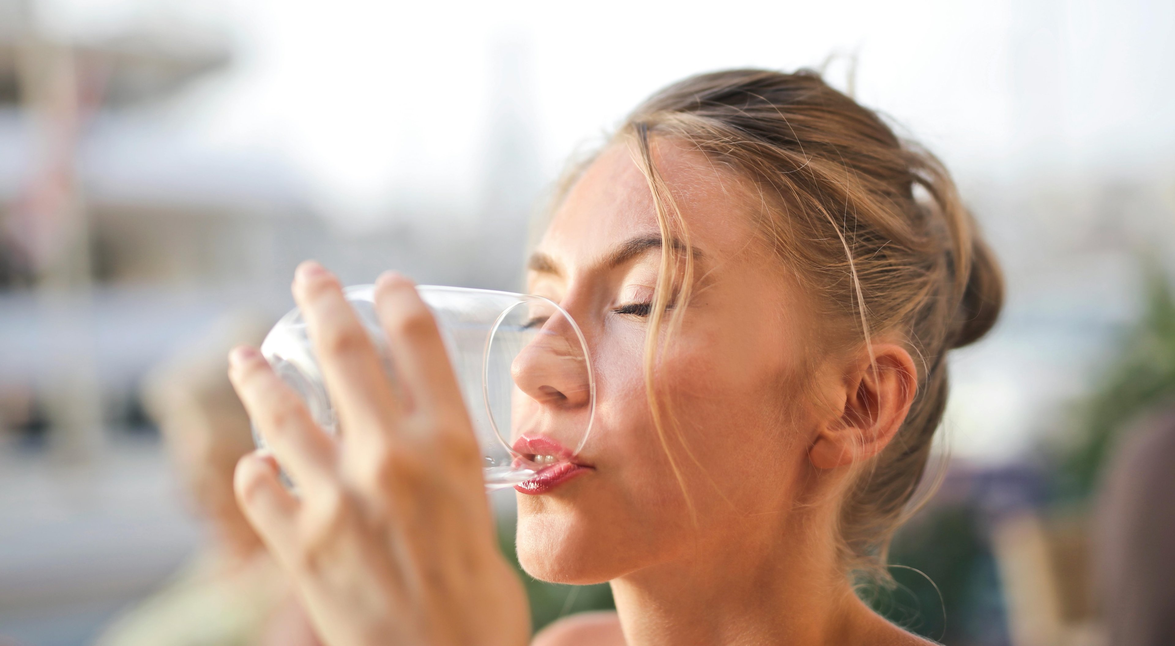 https://storage.googleapis.com/oneworld-prod/assets/Wasser-trinken_1.jpg?v=1773131142