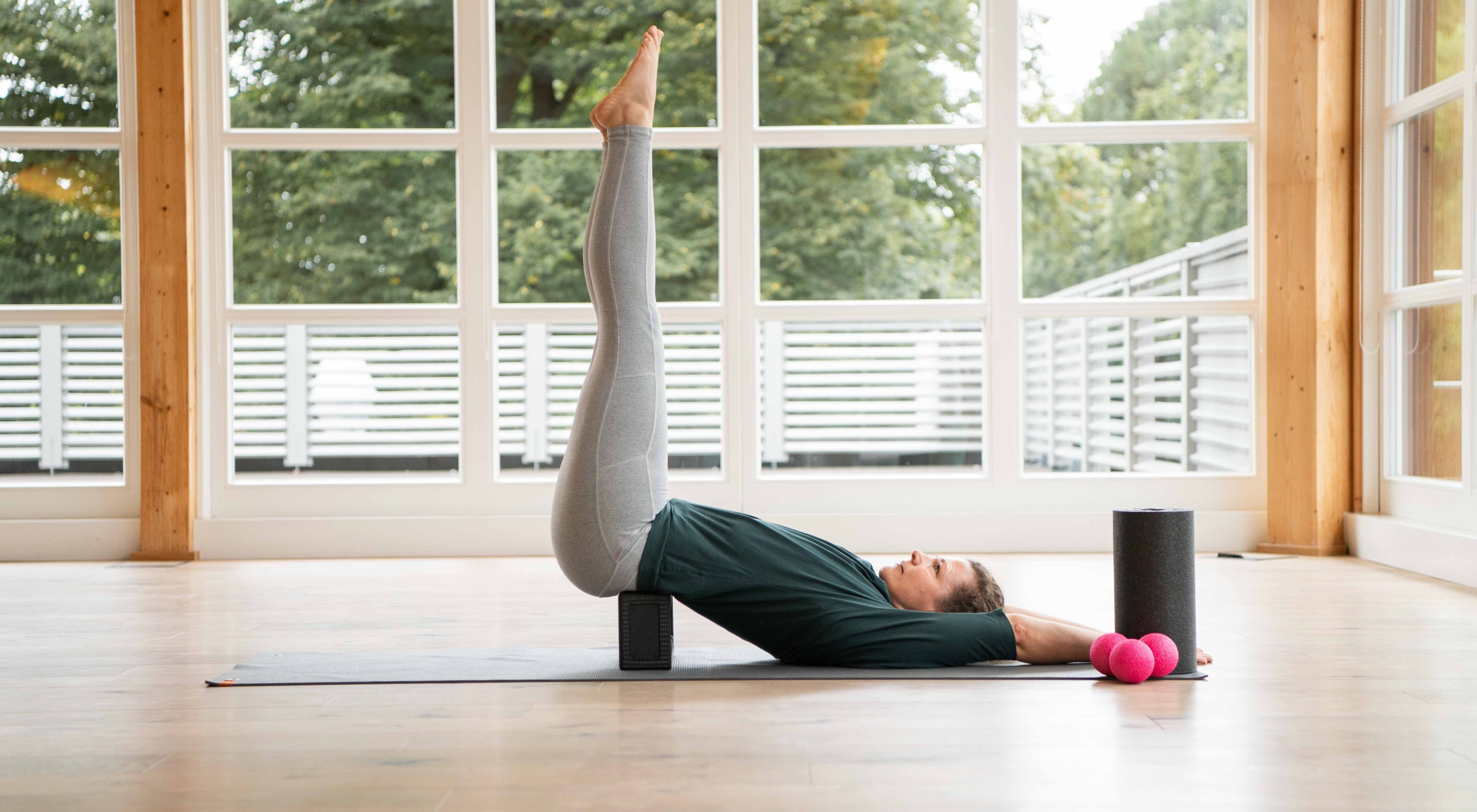 https://storage.googleapis.com/oneworld-prod/assets/bewegungsformen-faszien-yoga-blackroll.jpg?v=1648644016