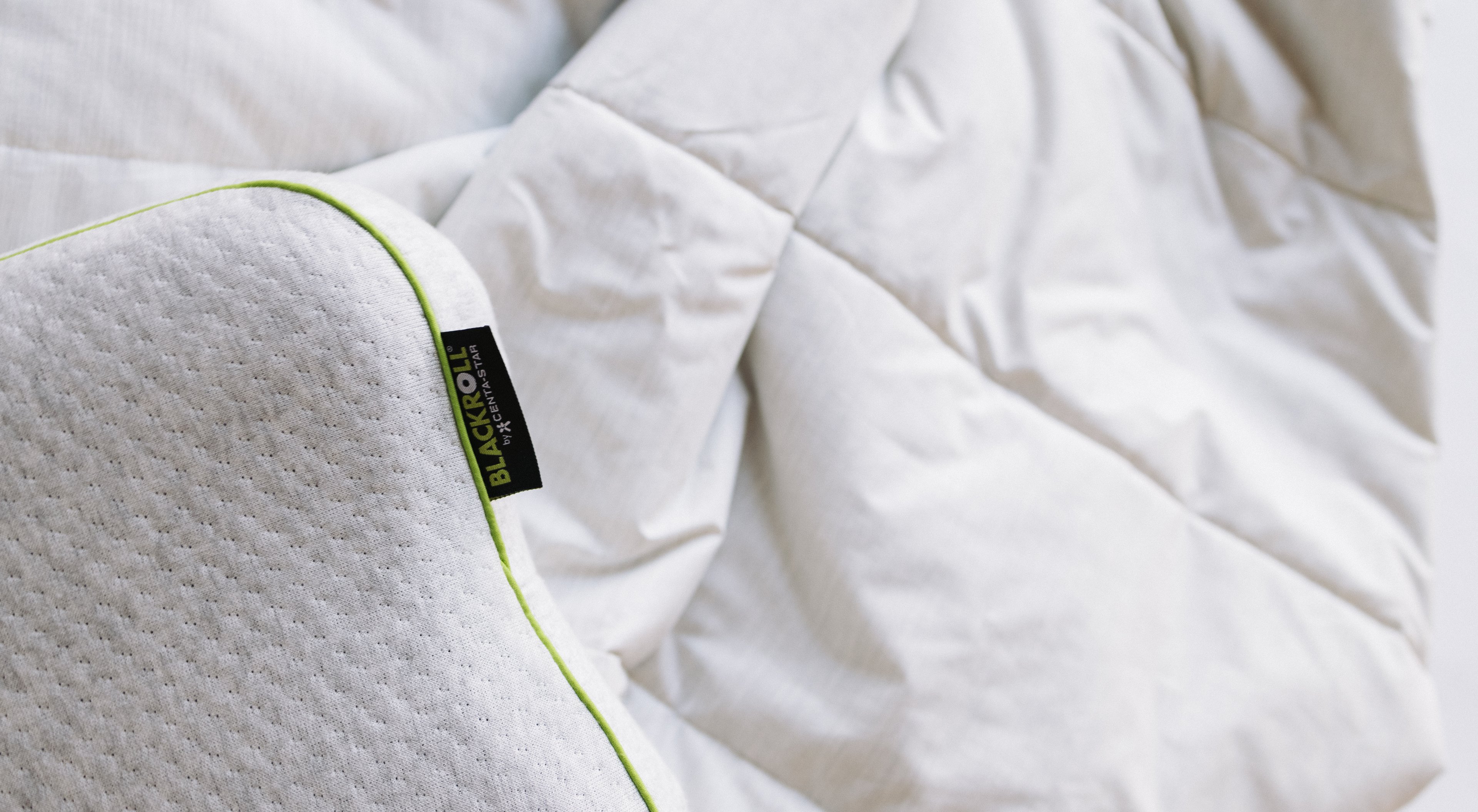 https://storage.googleapis.com/oneworld-prod/assets/blackroll-pillow-decke.jpg?v=1632410374
