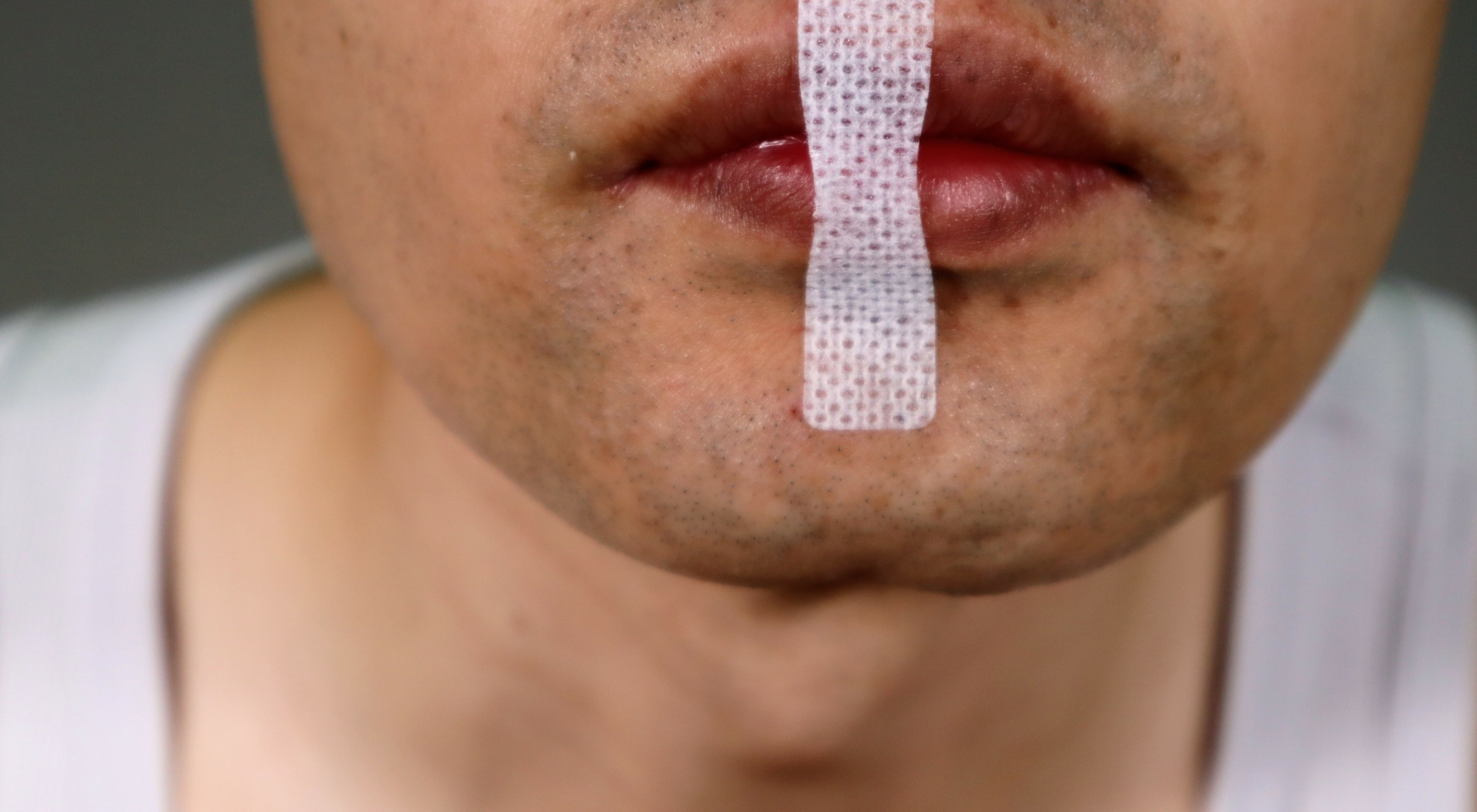 https://storage.googleapis.com/oneworld-prod/assets/mouth-taping-Bild1.jpeg?v=1697636637