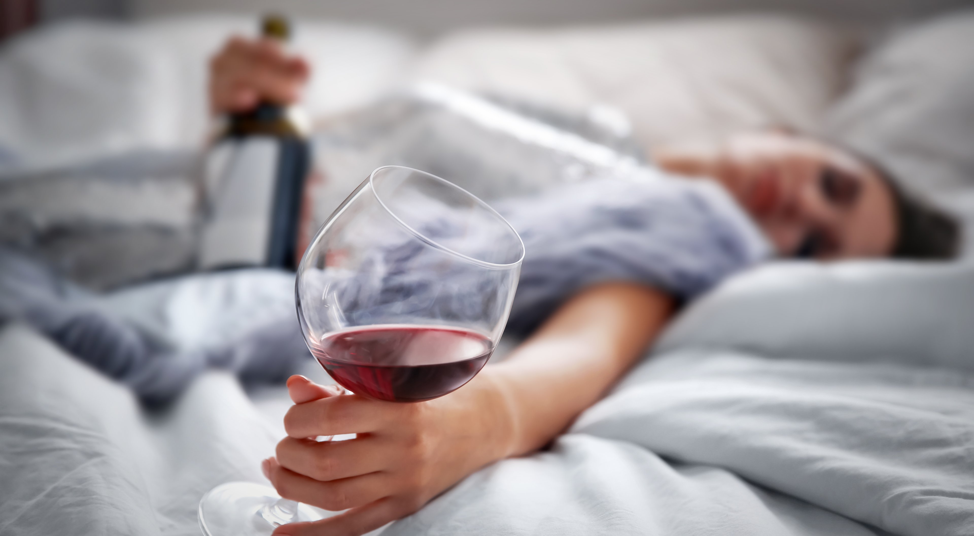 https://storage.googleapis.com/oneworld-prod/assets/schlaf-und-alkohol-header.jpeg?v=1690462668