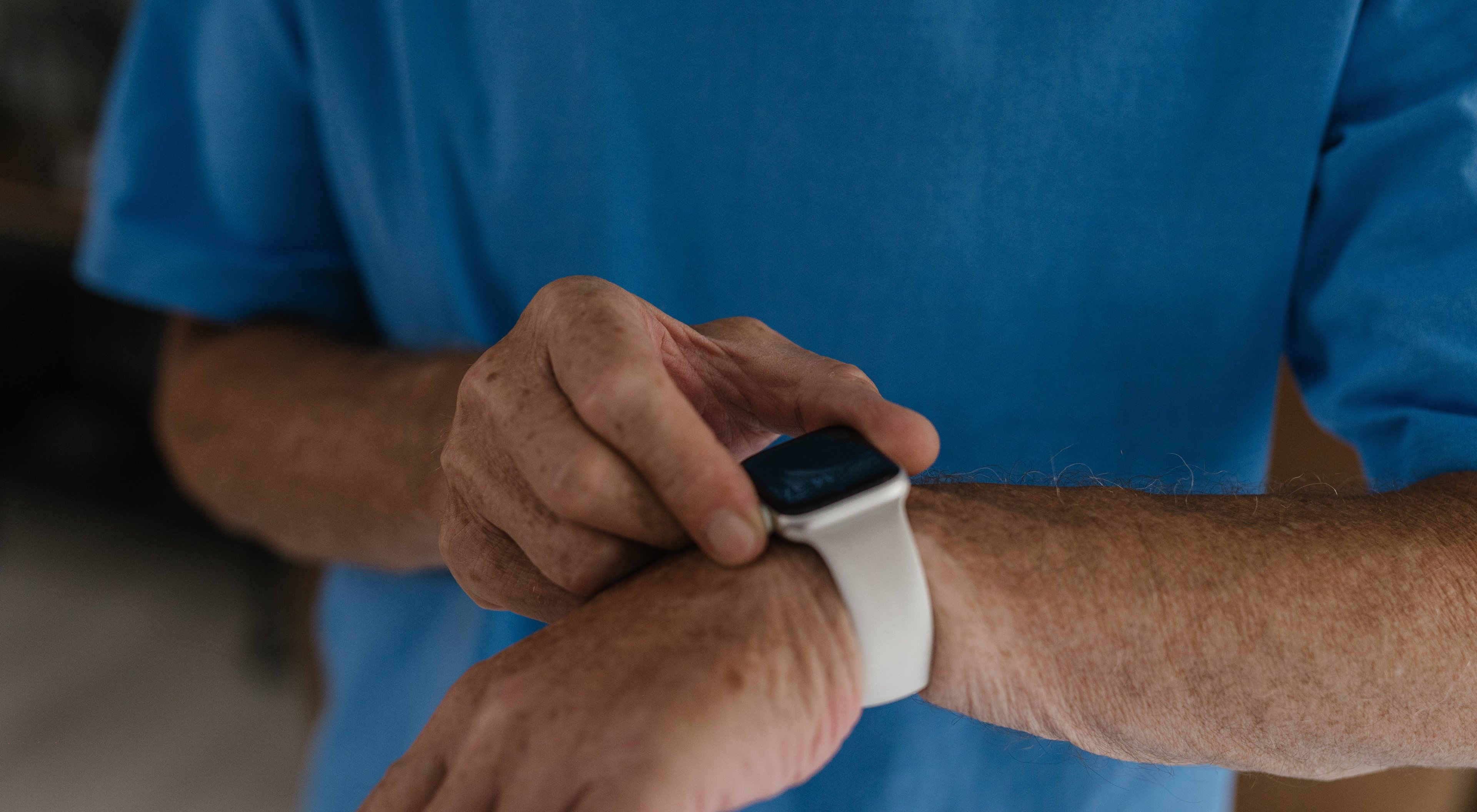 https://storage.googleapis.com/oneworld-prod/assets/smartwatch-1.jpeg?v=1683295723