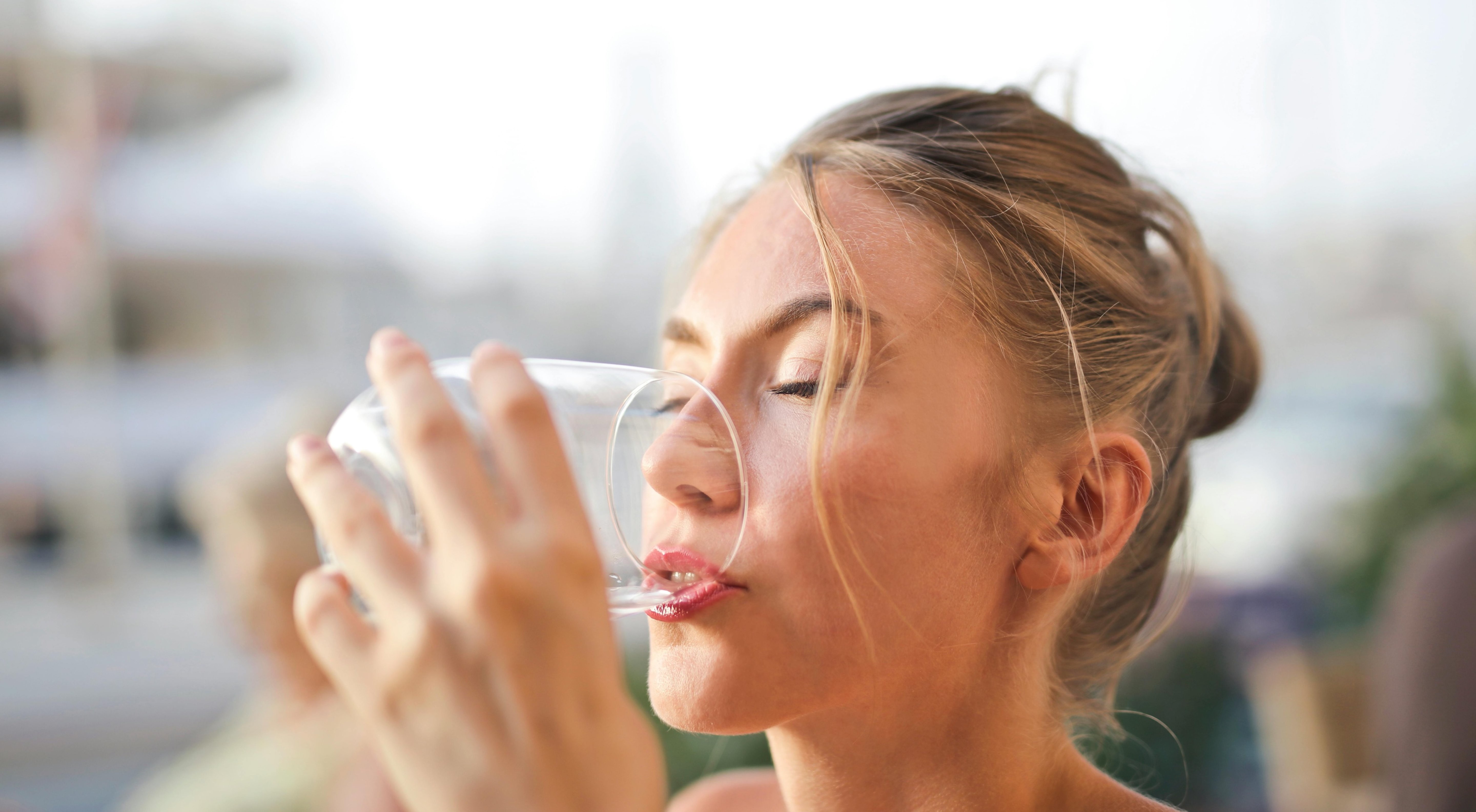 https://storage.googleapis.com/oneworld-prod/assets/Wasser-trinken_1.jpg?v=1773131142