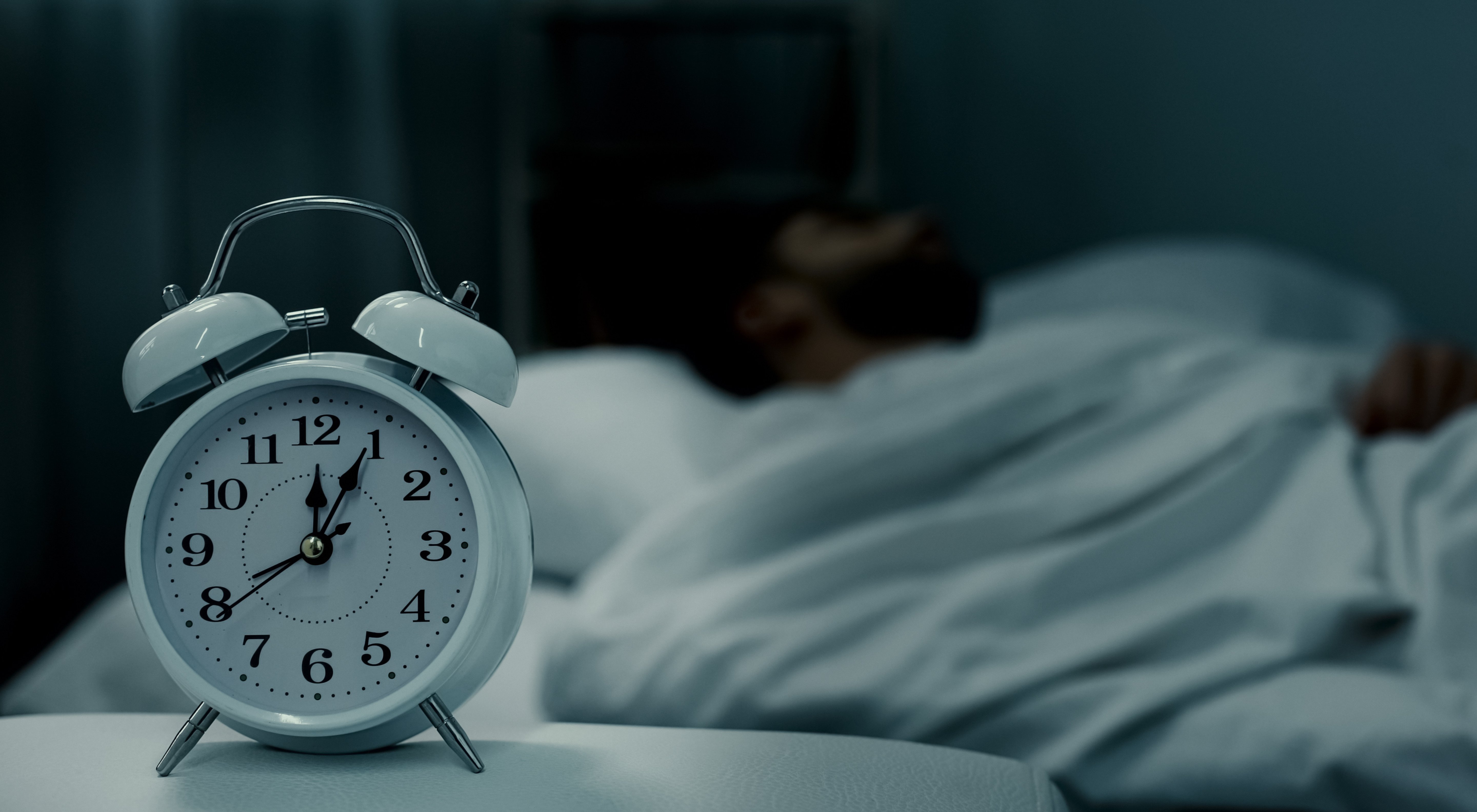 https://storage.googleapis.com/oneworld-prod/assets/schlaf-vor-mitternacht.jpeg?v=1685021936
