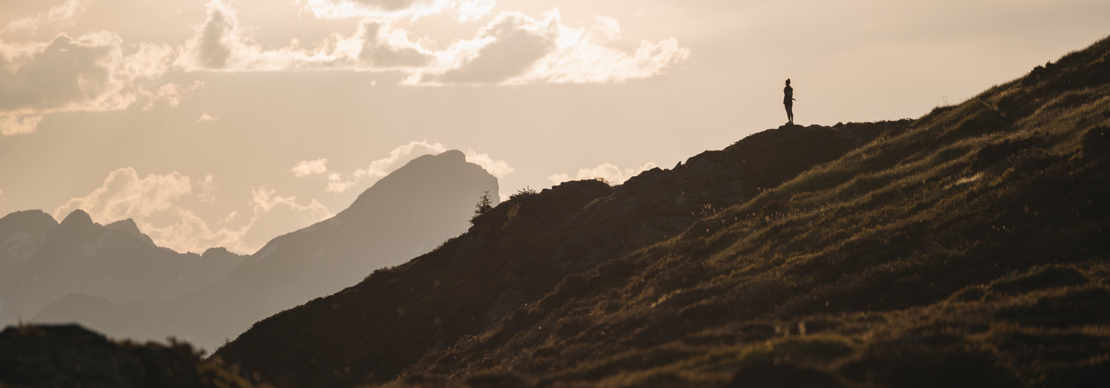 https://storage.googleapis.com/oneworld-prod/assets/Kimi-Schreiber-x-BLACKOLL_Berge_Sunset.jpg?v=1722955980