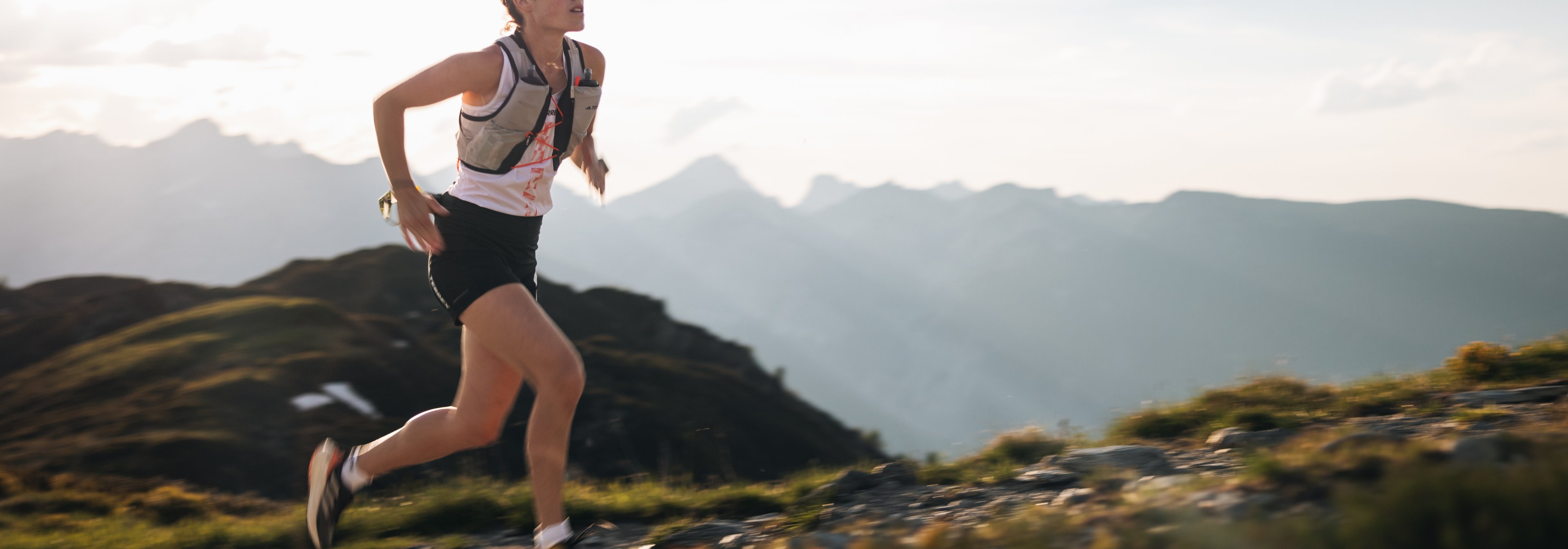 https://storage.googleapis.com/oneworld-prod/assets/Kimi-Schreiber-x-BLACKROLL_Trailrunning_berge.jpg?v=1722954584