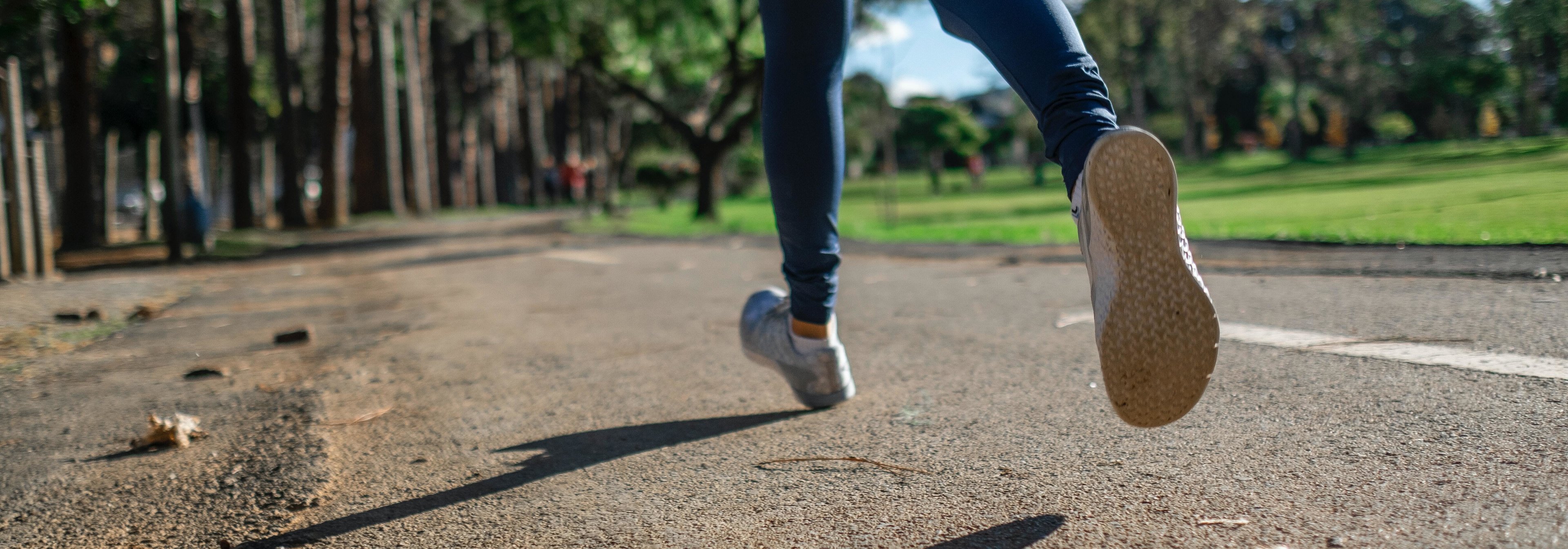 https://storage.googleapis.com/oneworld-prod/assets/Muskelkater-joggen.jpg?v=1626453522