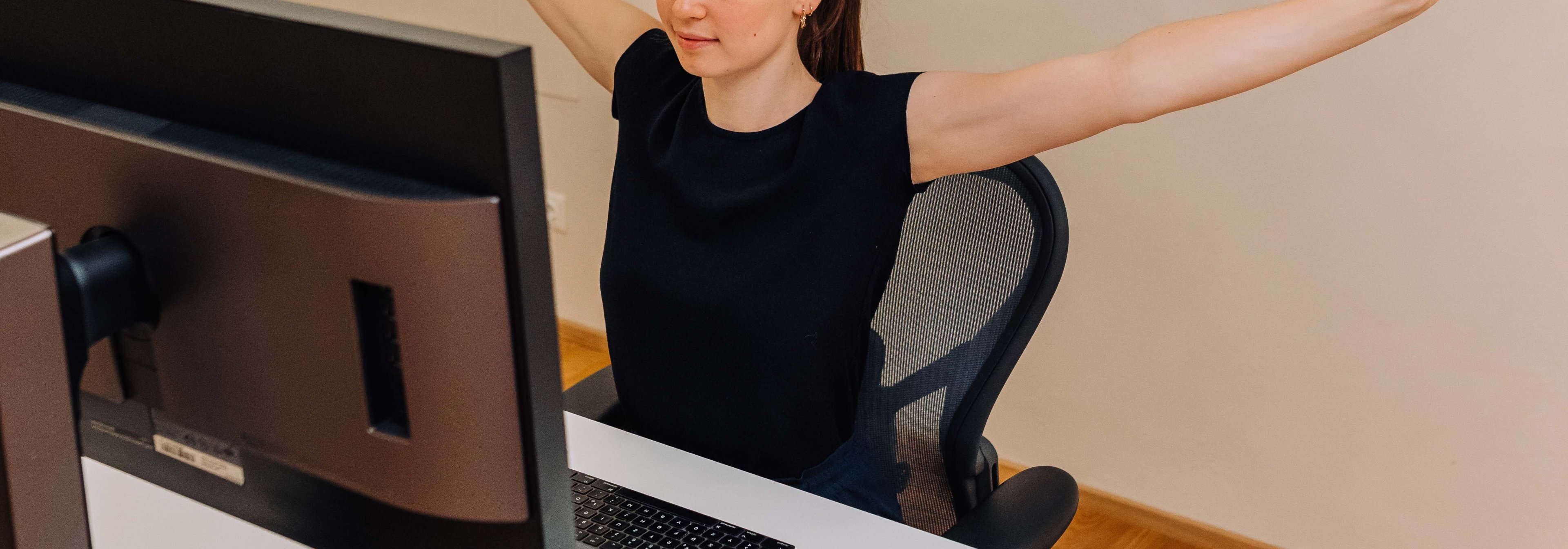 https://storage.googleapis.com/oneworld-prod/assets/Office-Stretching_2021-07-07-102528_pjfn.jpg?v=1625653646