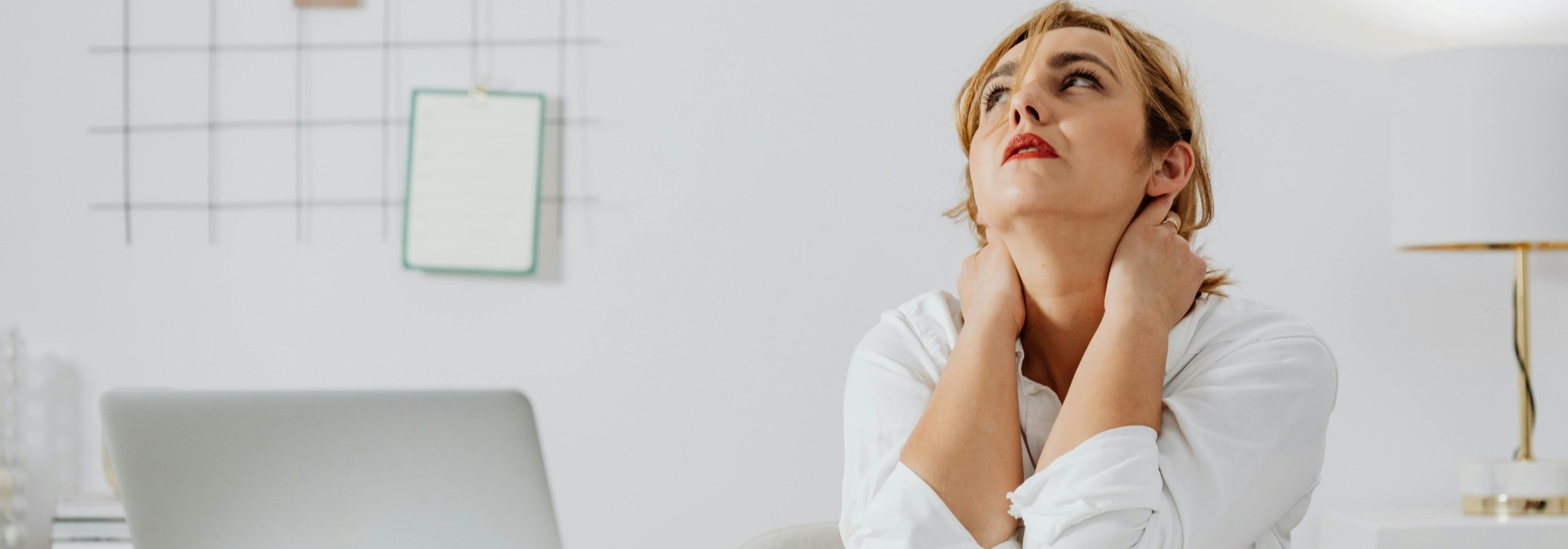 https://storage.googleapis.com/oneworld-prod/assets/Ruckenschmerzen-Stress.jpg?v=1743428284