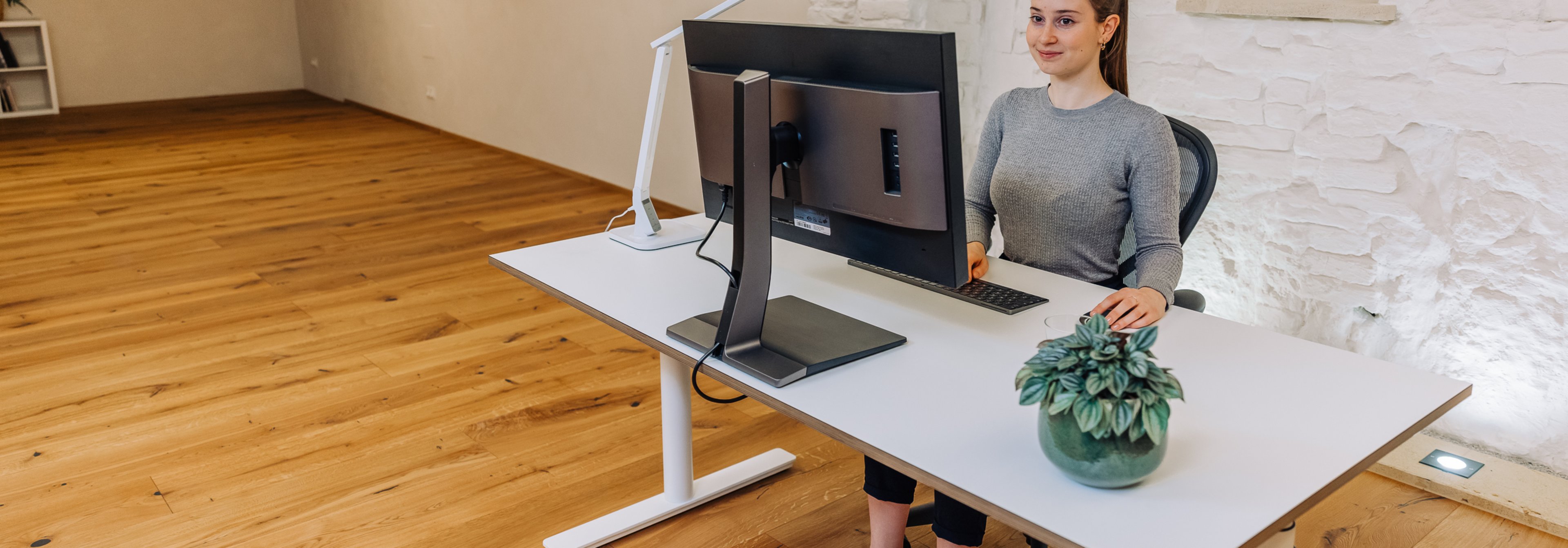 https://storage.googleapis.com/oneworld-prod/assets/WORKPLACE-EYESSCREENHIGHT-1114.jpg?v=1626271178