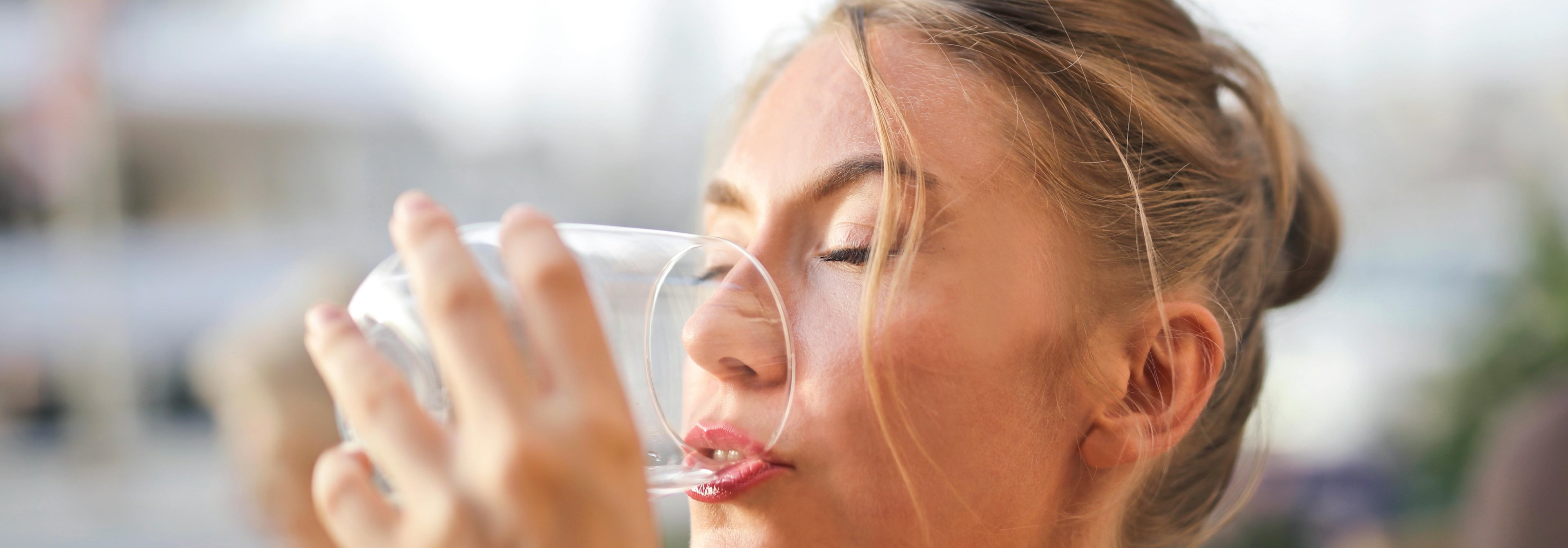 https://storage.googleapis.com/oneworld-prod/assets/Wasser-trinken_1.jpg?v=1773131142