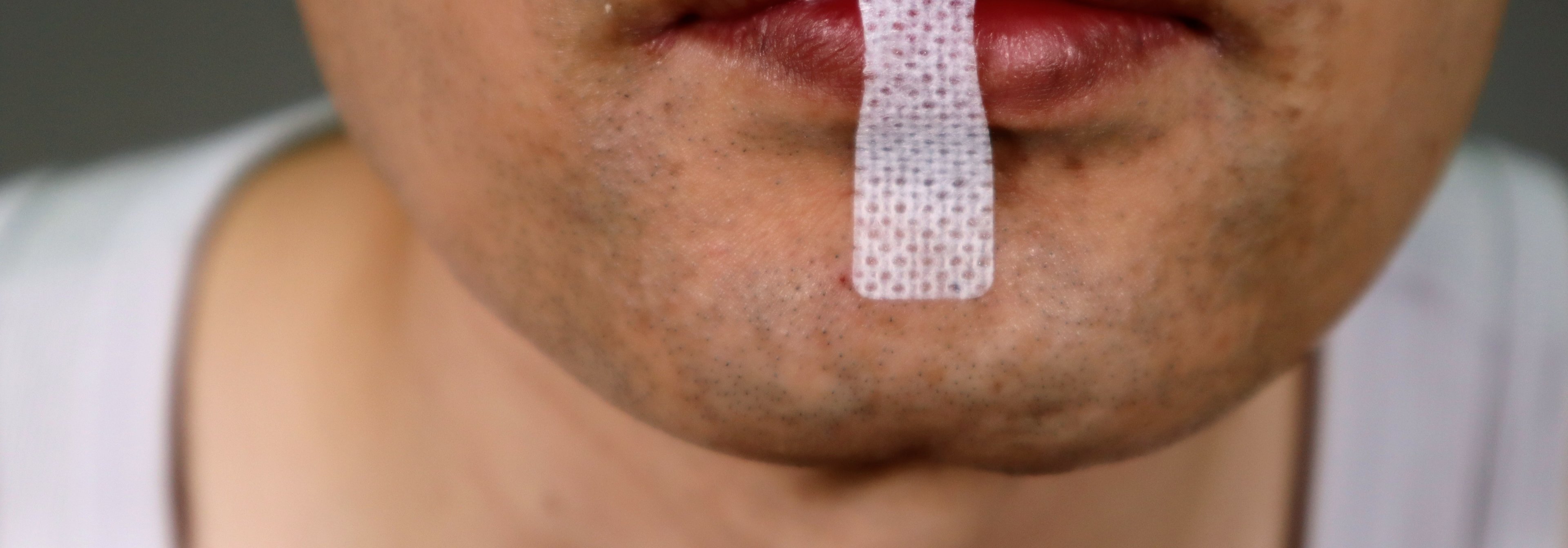 https://storage.googleapis.com/oneworld-prod/assets/mouth-taping-Bild1.jpeg?v=1697636637