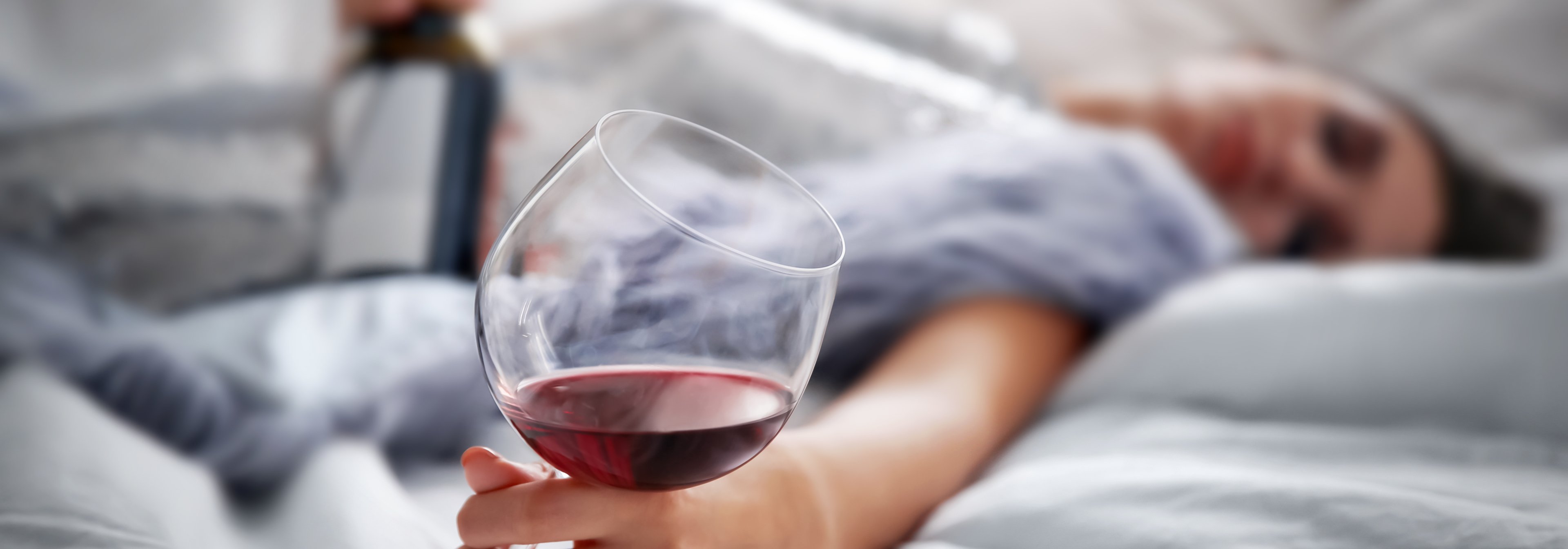 https://storage.googleapis.com/oneworld-prod/assets/schlaf-und-alkohol-header.jpeg?v=1690462668