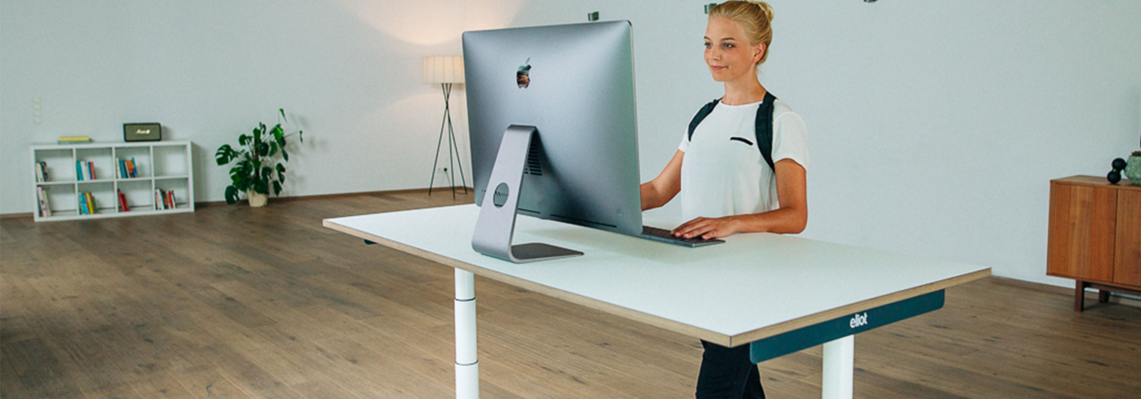 https://storage.googleapis.com/oneworld-prod/assets/sitzen-oder-stehen-bei-der-Arbeit.jpg?v=1611042777