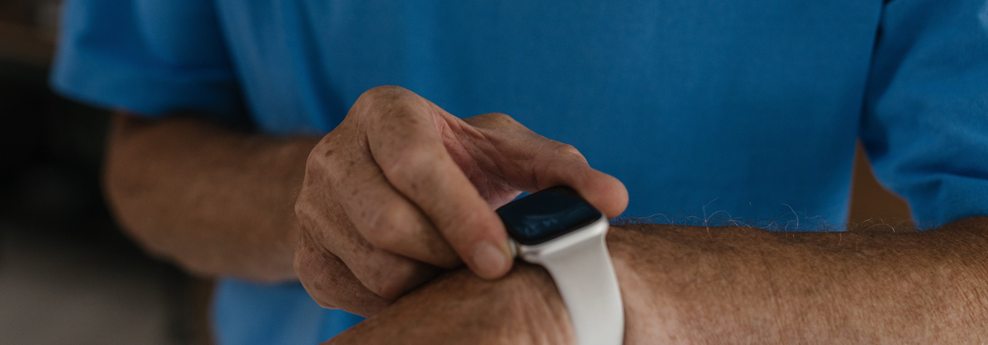 https://storage.googleapis.com/oneworld-prod/assets/smartwatch-1.jpeg?v=1683295723