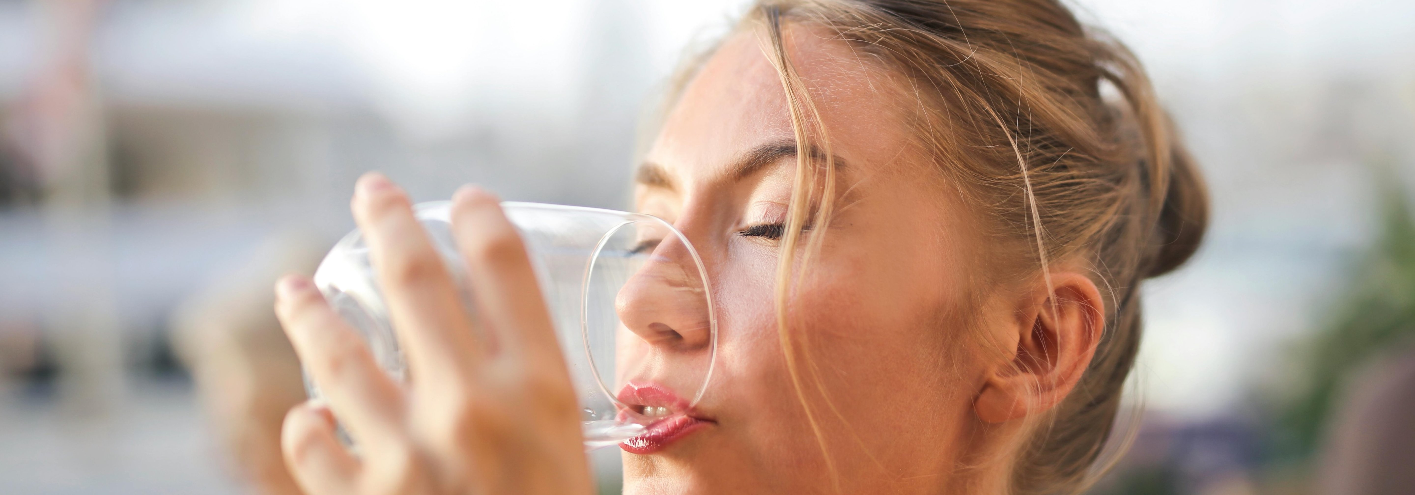 https://storage.googleapis.com/oneworld-prod/assets/Wasser-trinken_1.jpg?v=1773131142