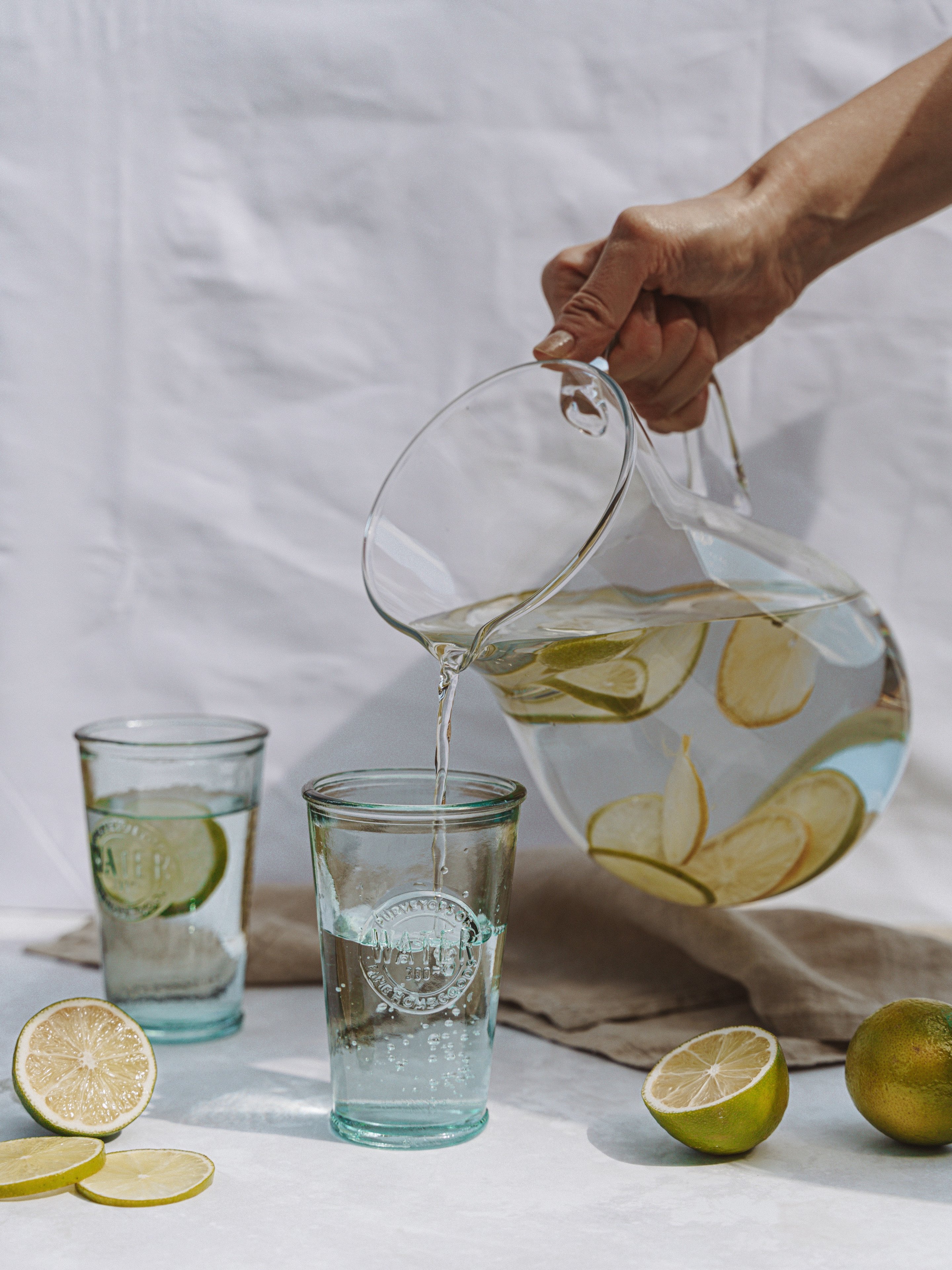 Wasser ohne Eis mit Zitrone