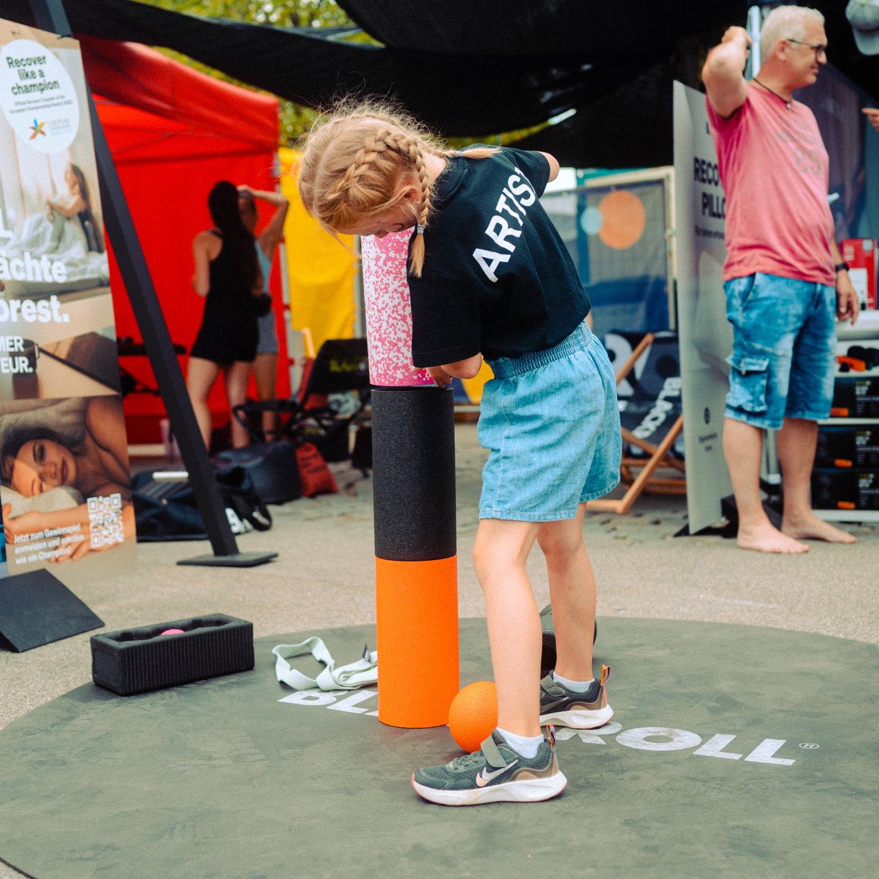 Young visitors at the BLACKROLL booth