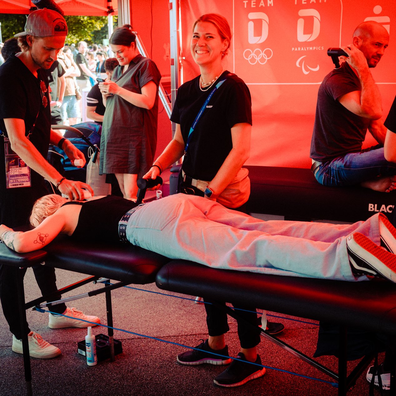 Massage with the FASCIA GUN in the Sparkassen Recovery Area by BLACKROLL