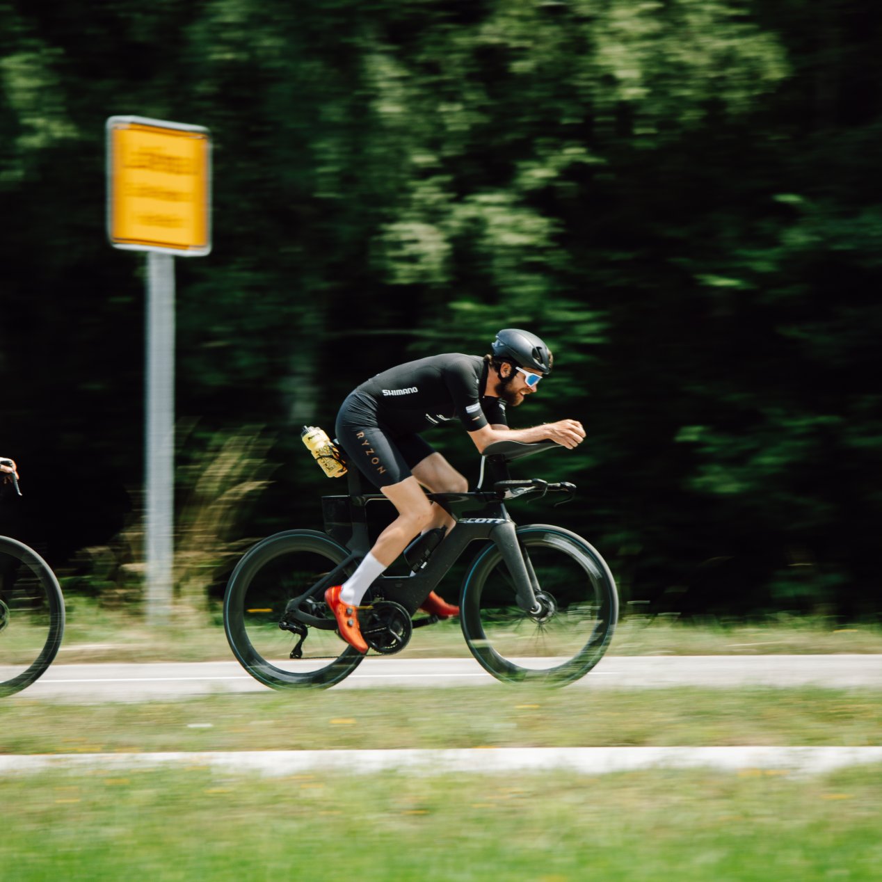 Jonas Deichmann tijdens het fietsen