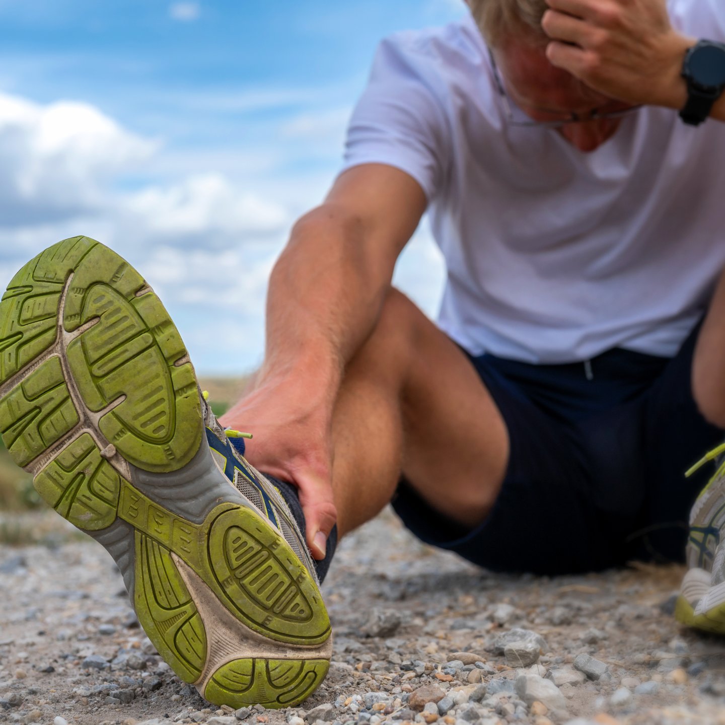 Jogger sitzt verletzt auf einem Feldweg