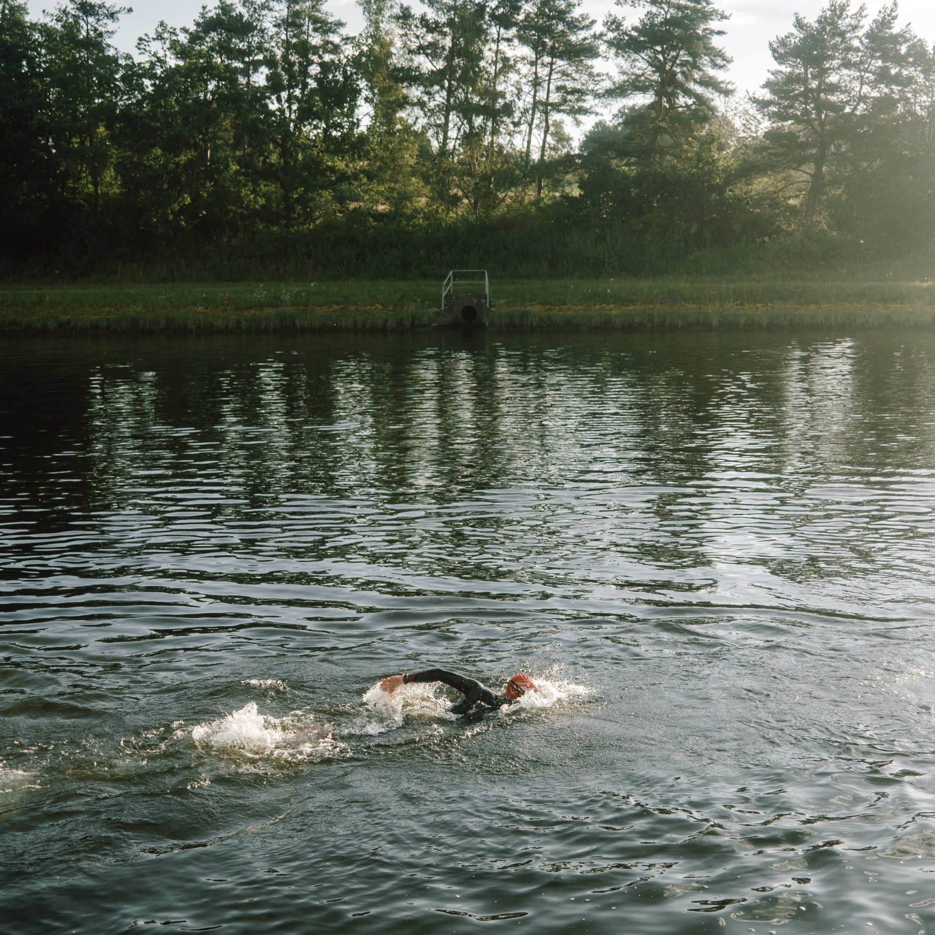 Jonas Deichmann swimming