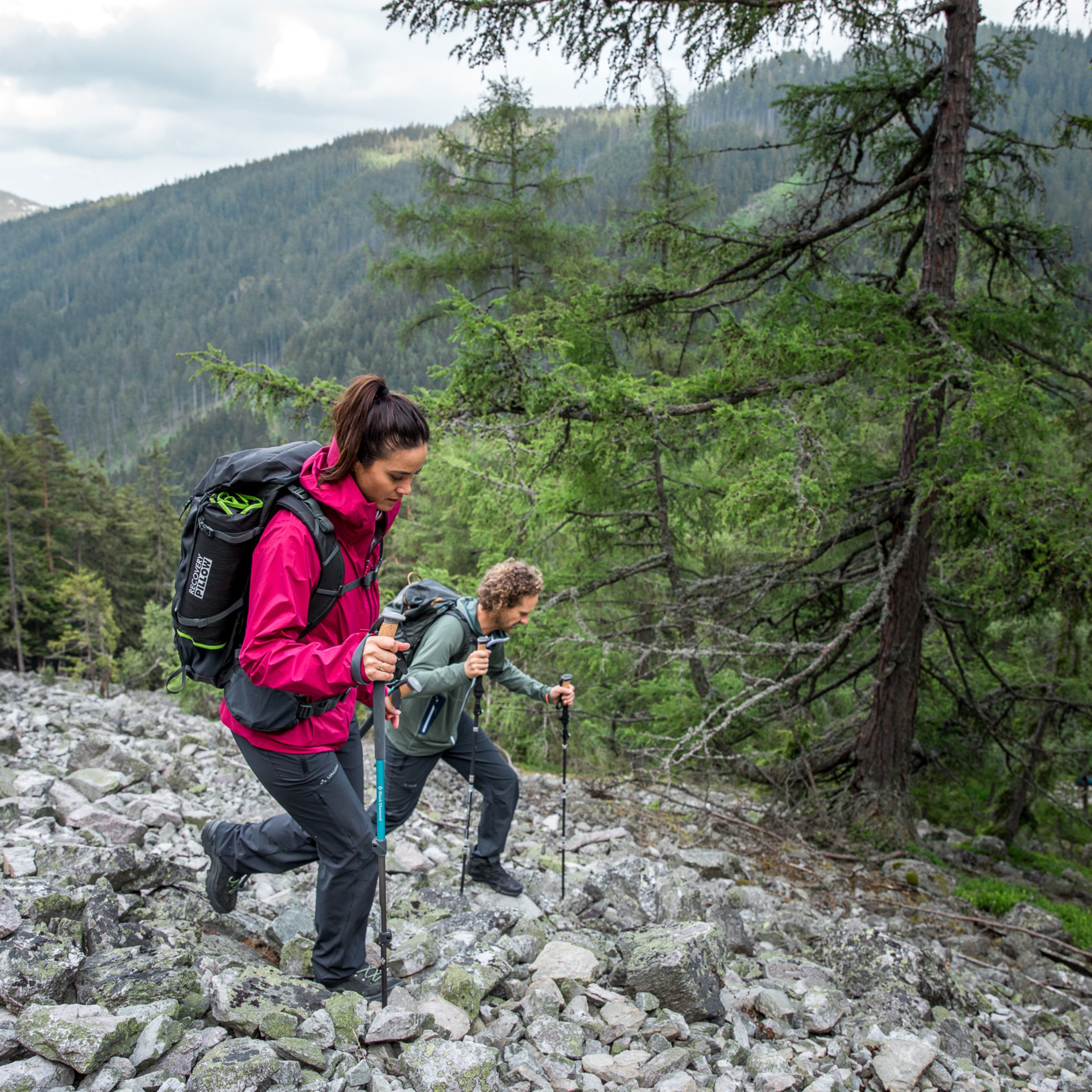 Un homme et une femme en randonnée en montagne