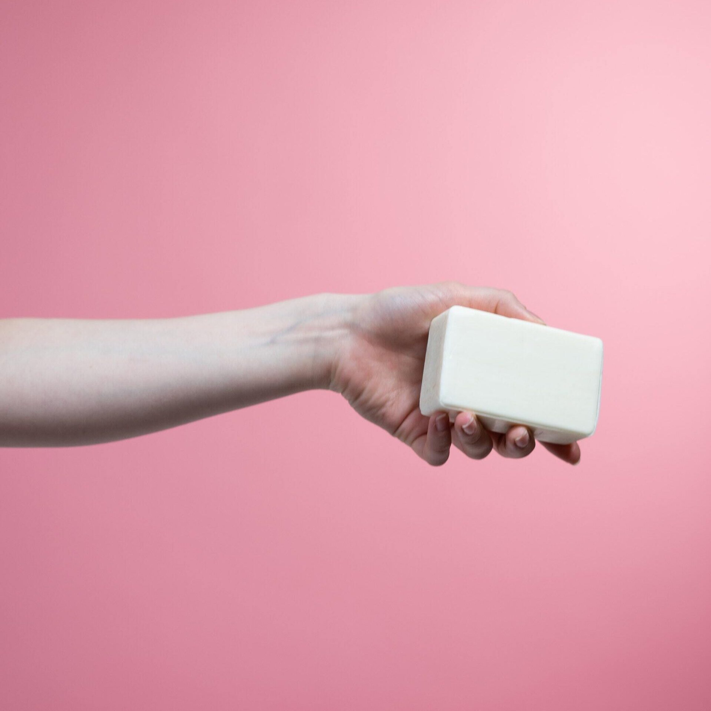 à la main avec du savon