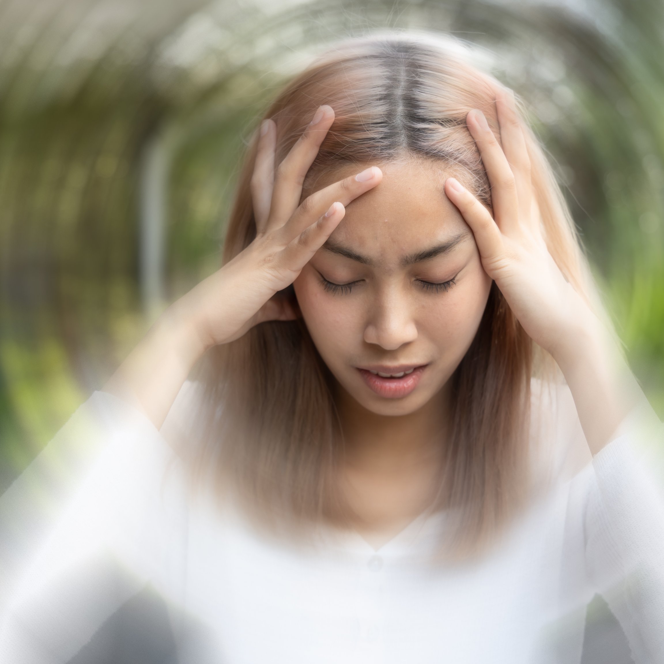 Femme aux pensées stressantes