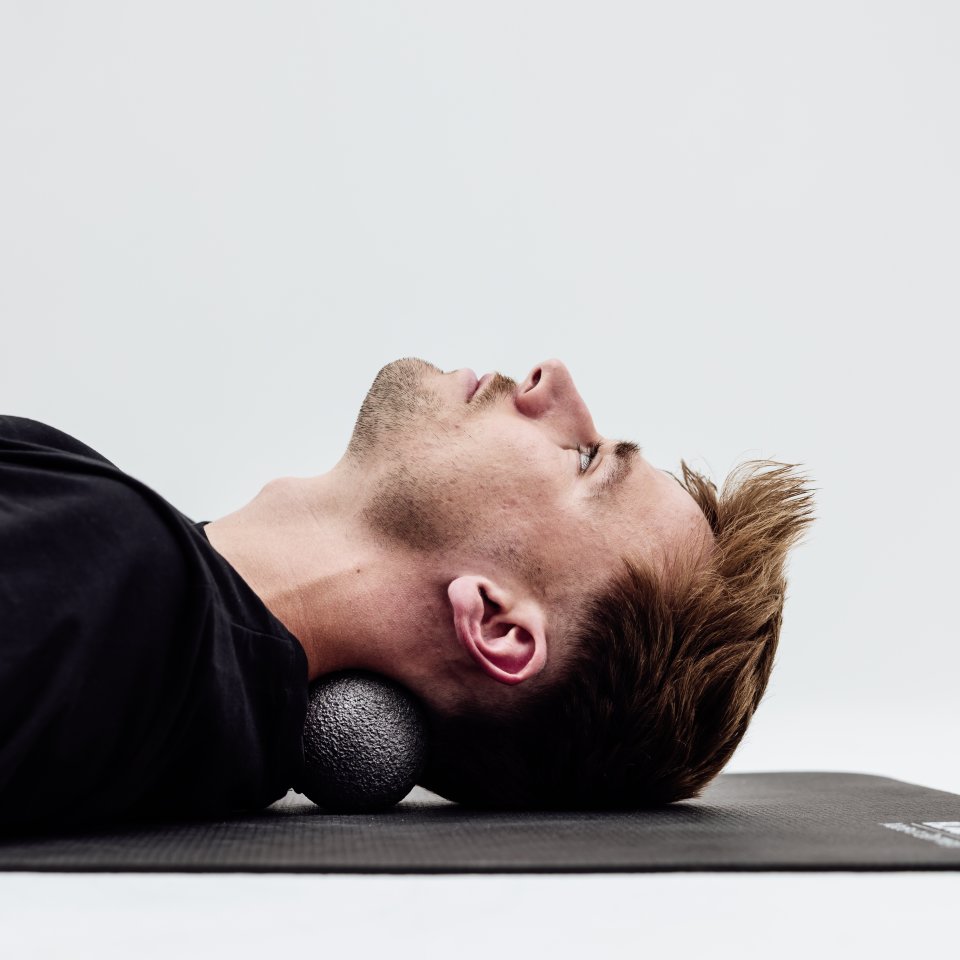 06 BWS HWS 1 Balance 2 Selbstmassage der Nackenmuskulatur mit dem DUOBALL 2 eci RGB highres