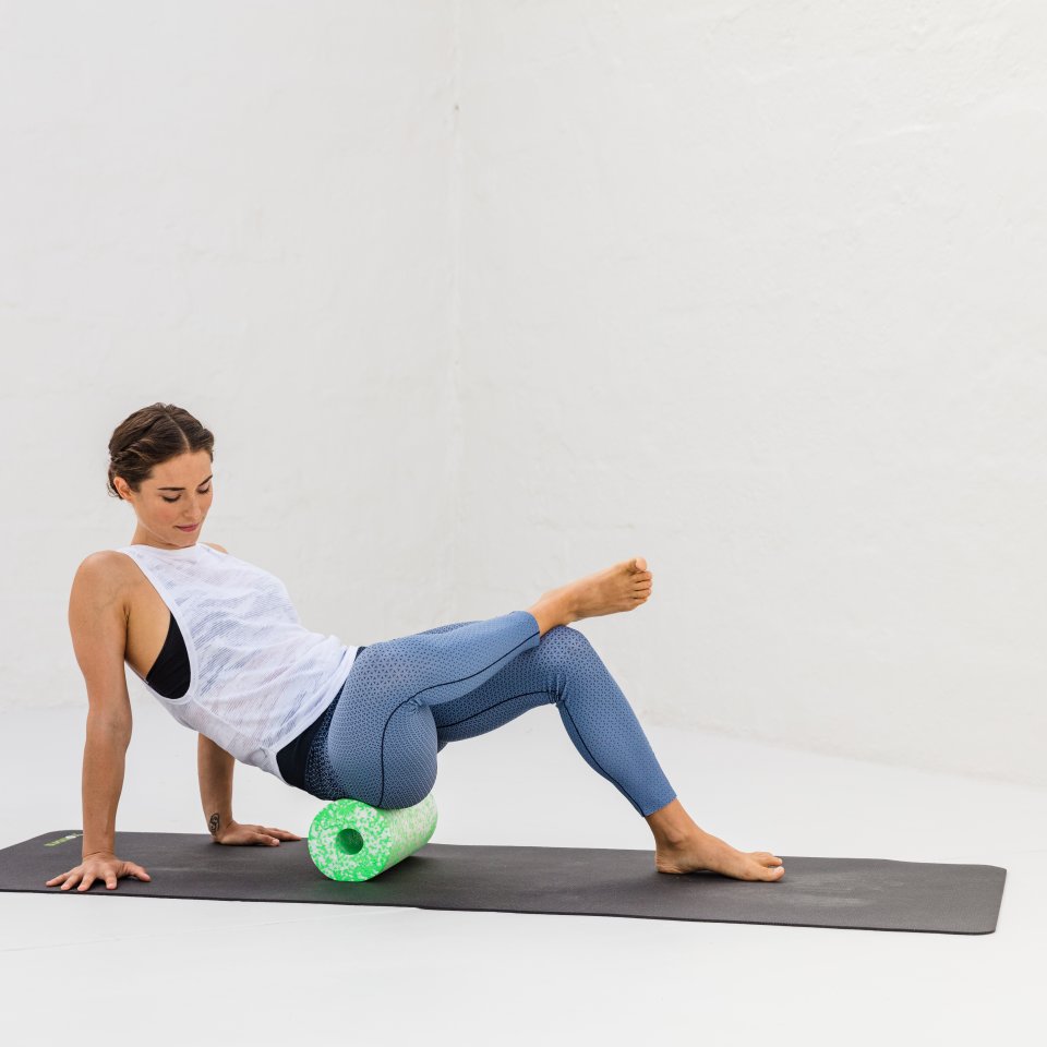Selbstmassage der Waden mit der Faszienrolle