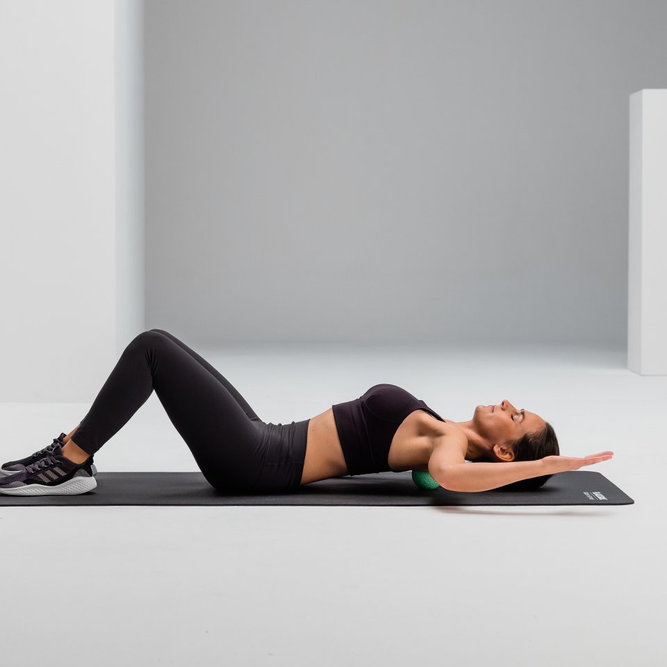 Back mobilisation blackroll ball 08 high res 1 2 Y2 A4191 b