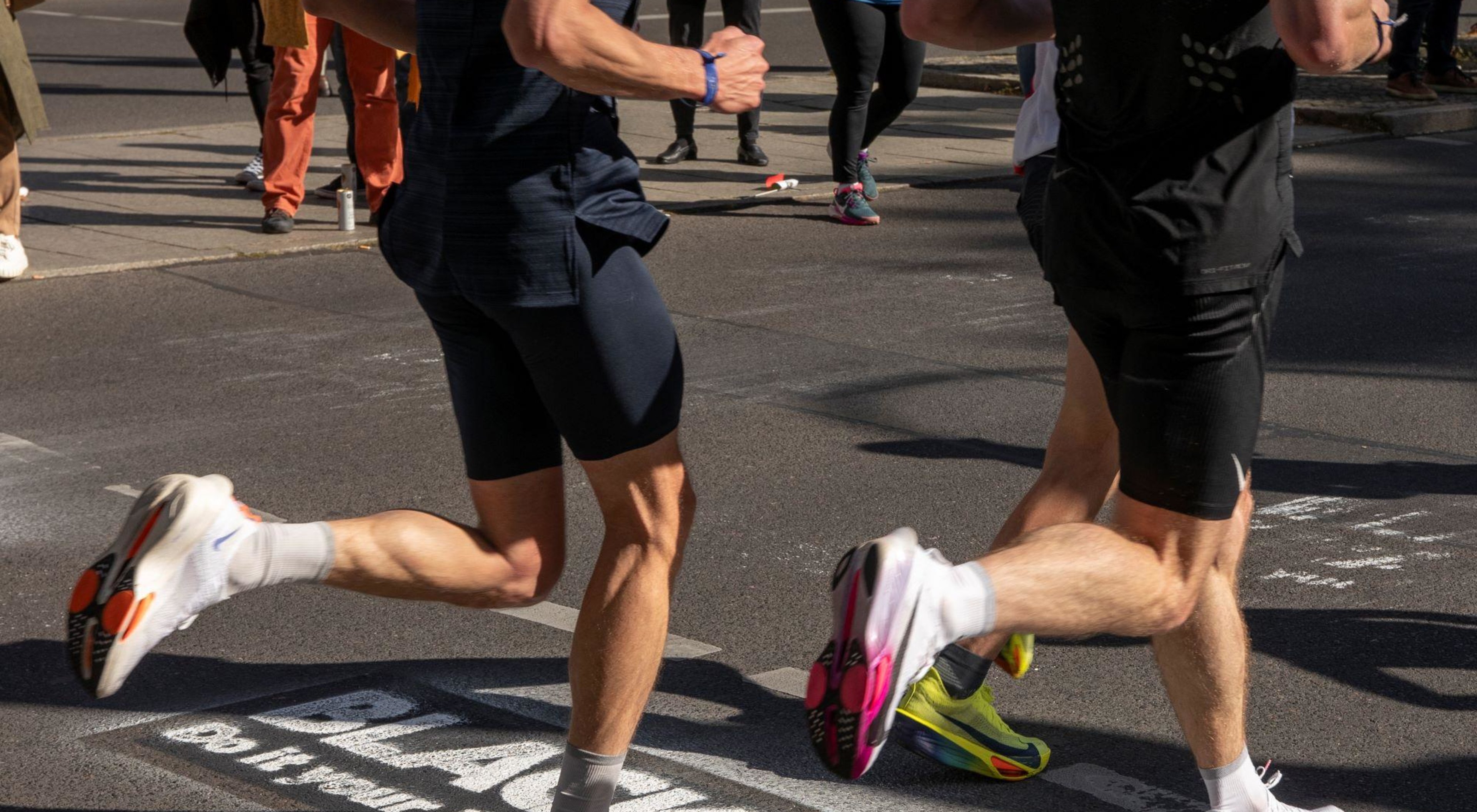 https://storage.googleapis.com/oneworld-prod/assets/Carbonschuhe_Berlin_Marathon.jpg?v=1748936385%2C0.4614%2C0.6483