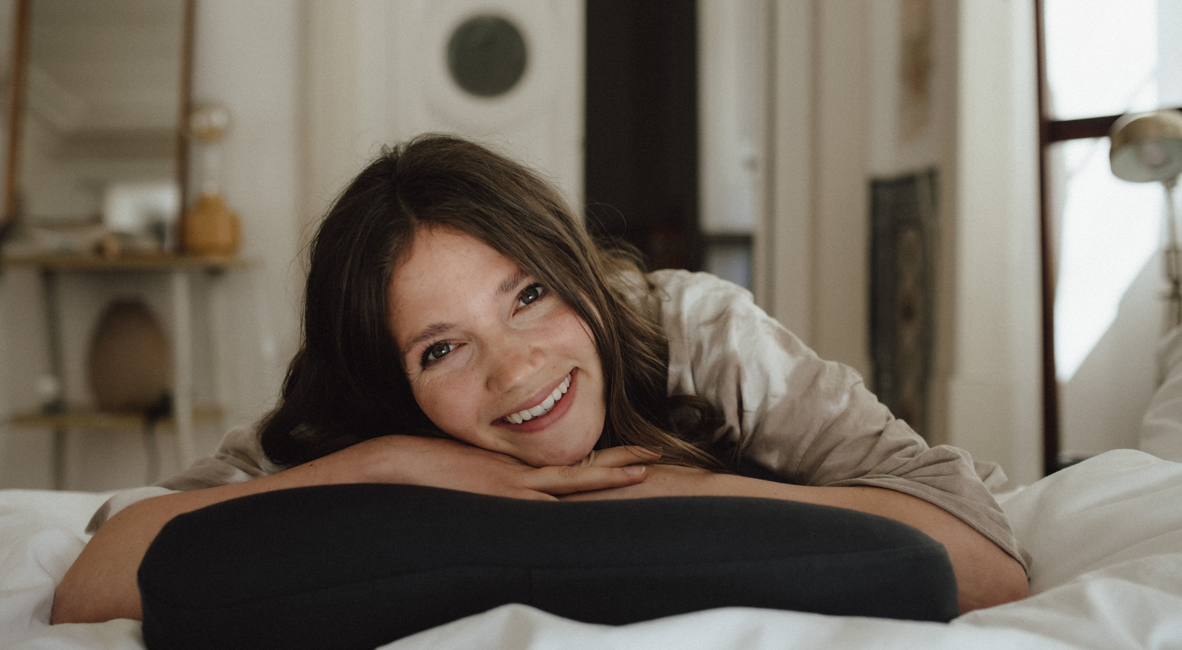 https://storage.googleapis.com/oneworld-prod/assets/recovery-pillow-anthracite-valerieswelt.jpg?v=1640787015%2C0.4836%2C0.6594
