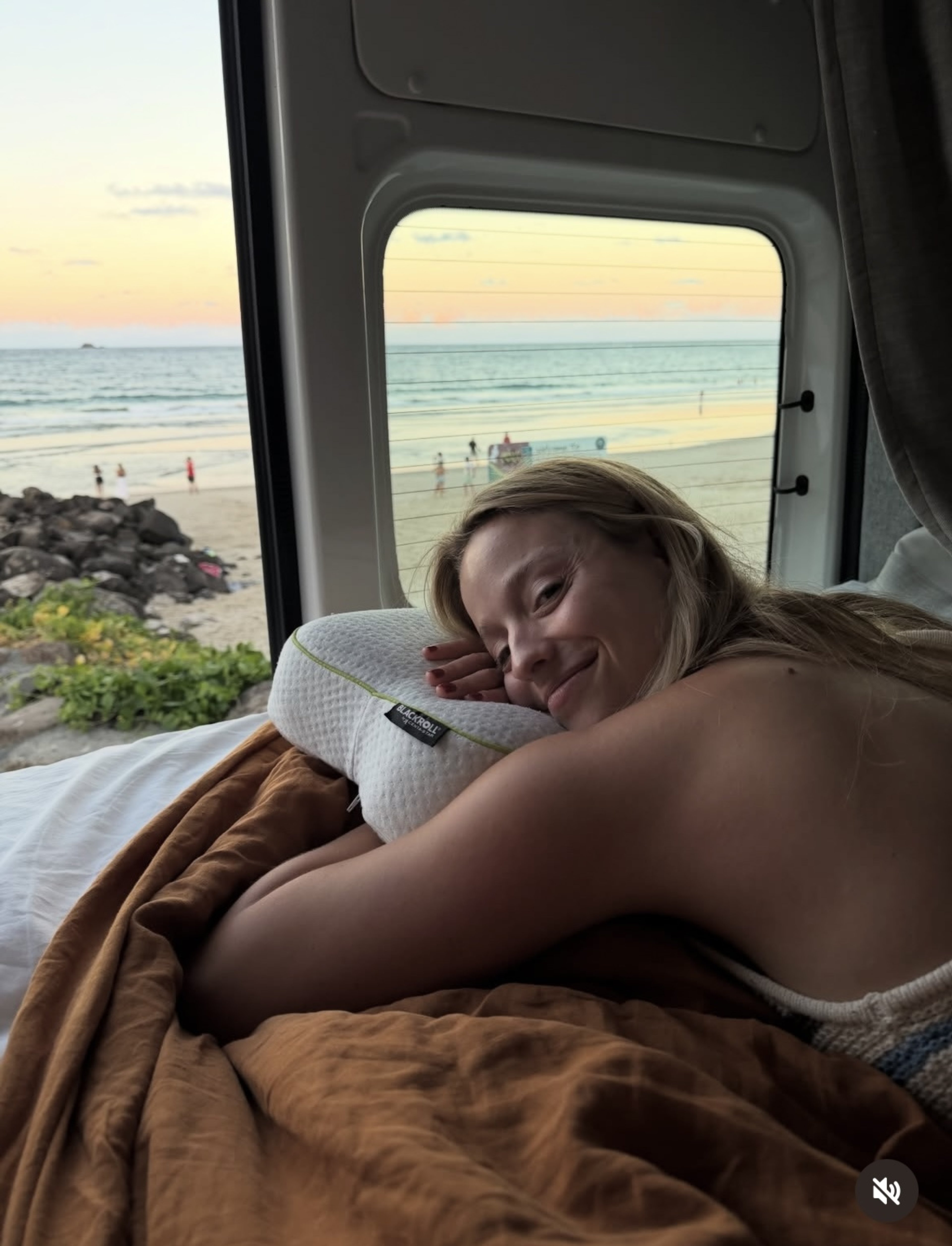 Paula Enzweiler im Van mit dem Blackroll Pillow